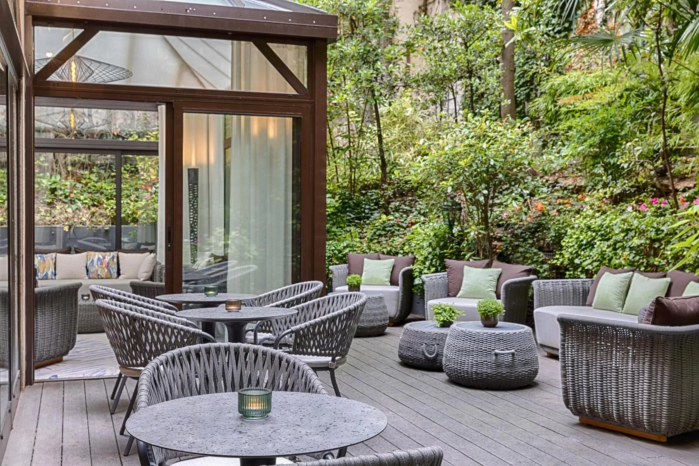 Patio in Garden-Elysée