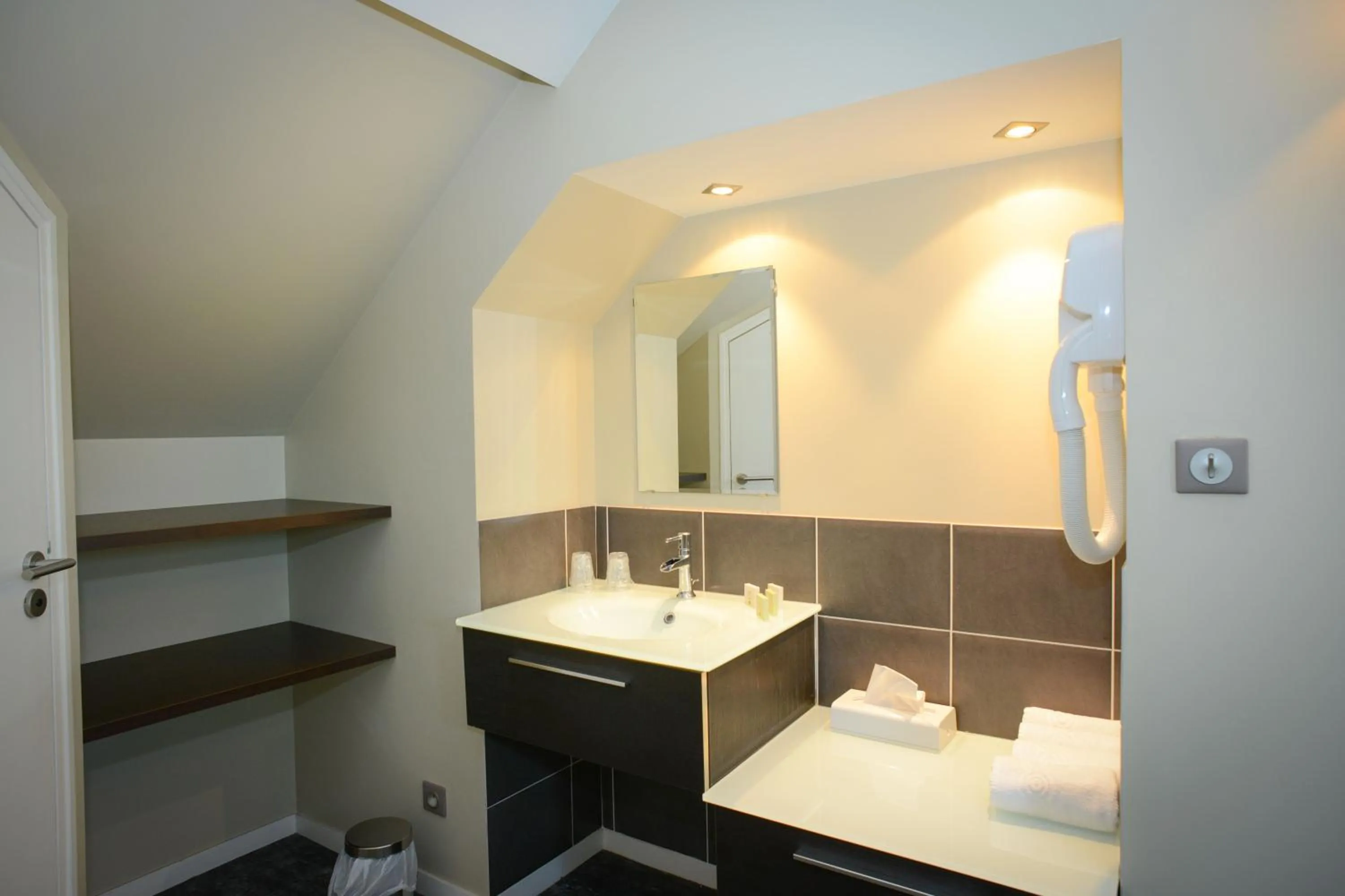 Bathroom in Logis Hôtel Restaurant l'Auberge Normande