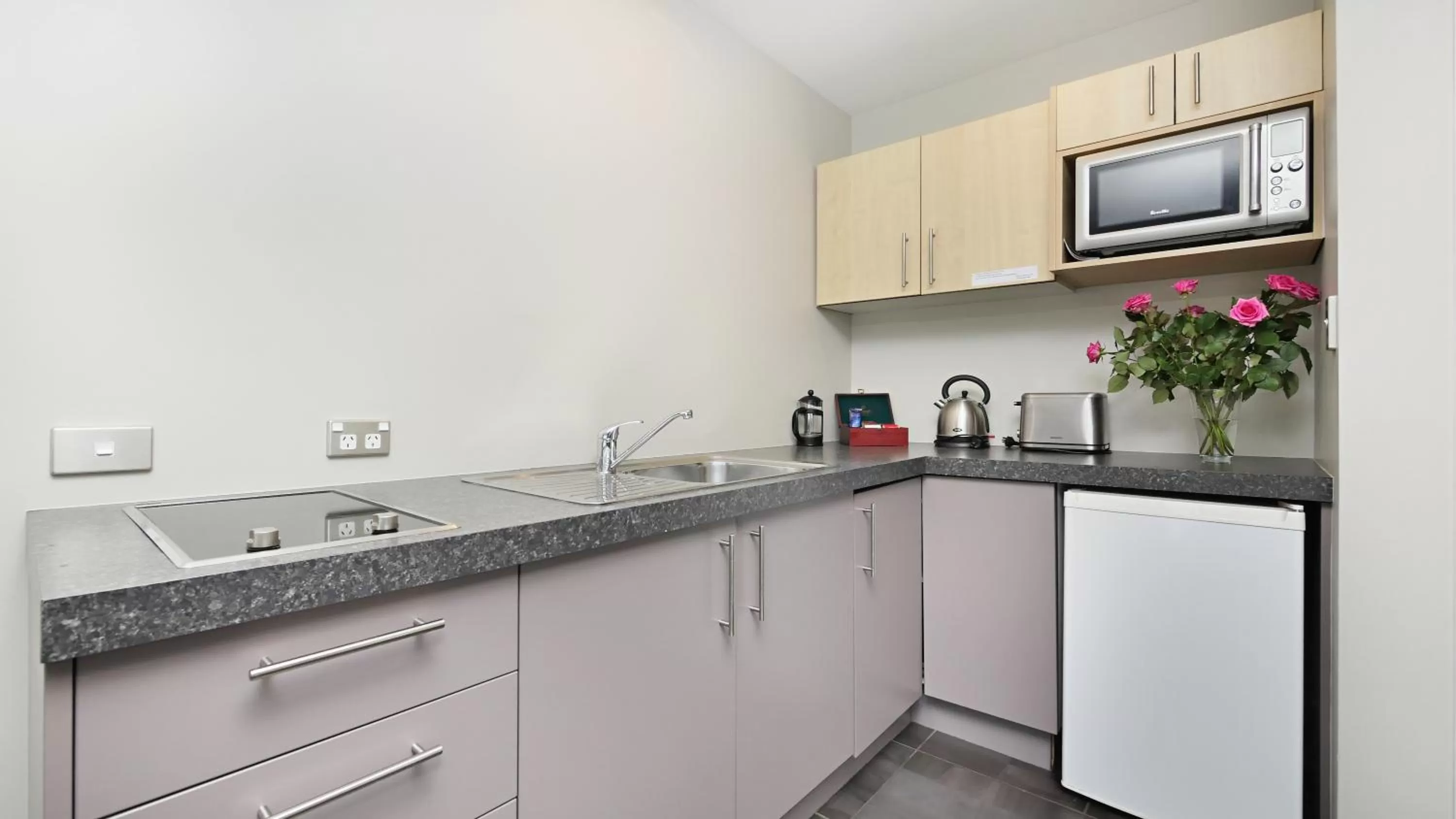 Coffee/tea facilities in Arthur's Court Motor Lodge