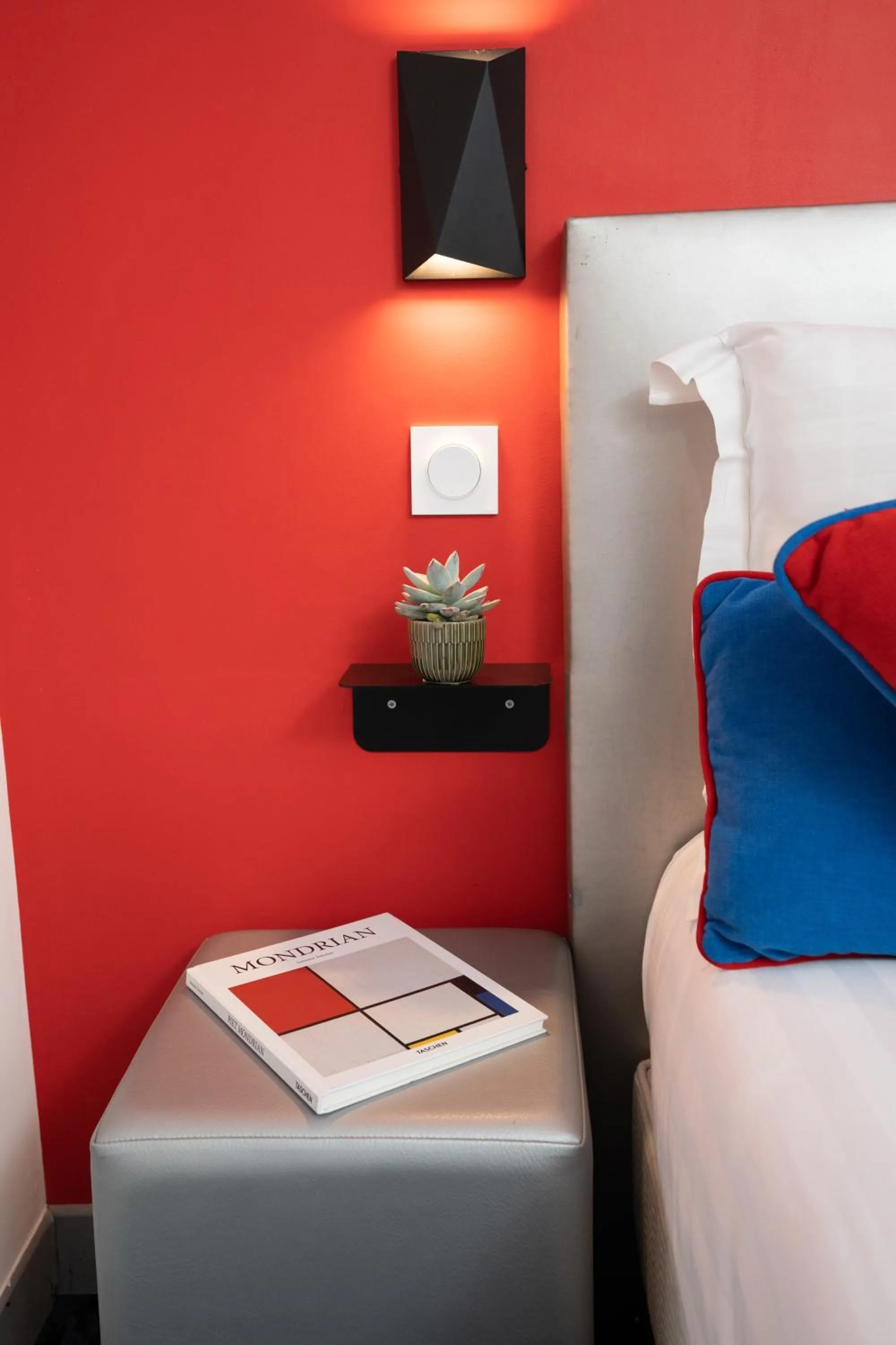 Bed in Hôtel Du Mont Dore Batignolles