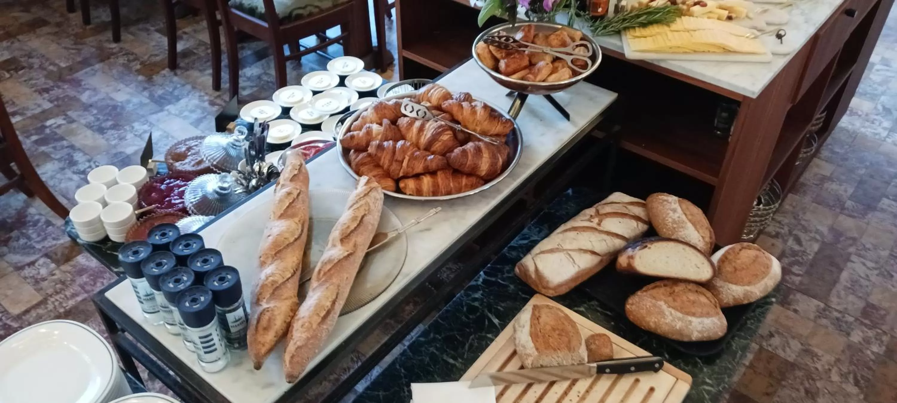 Breakfast in Hotel Du Parc