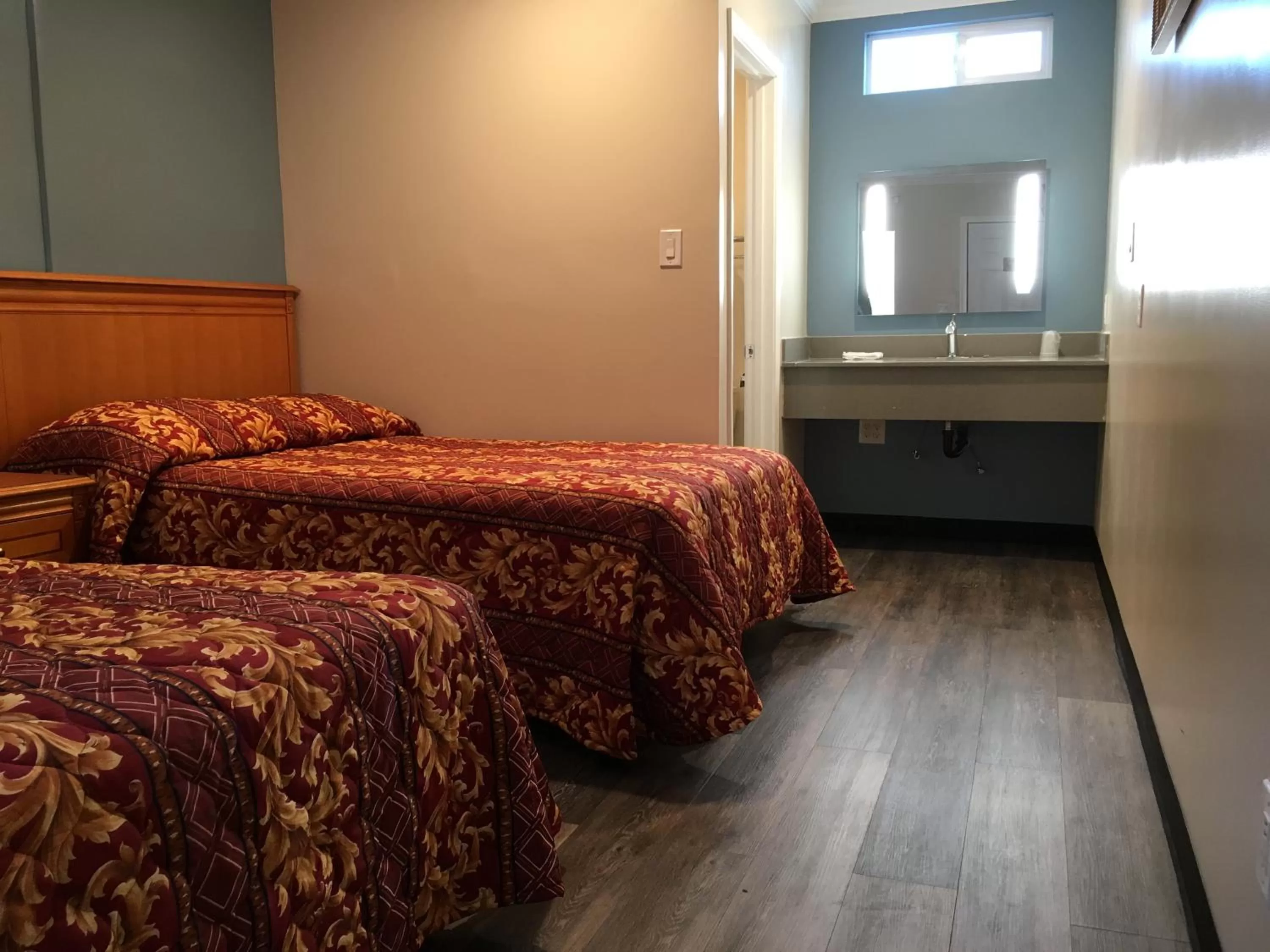 Bed in Lincoln Park Motel