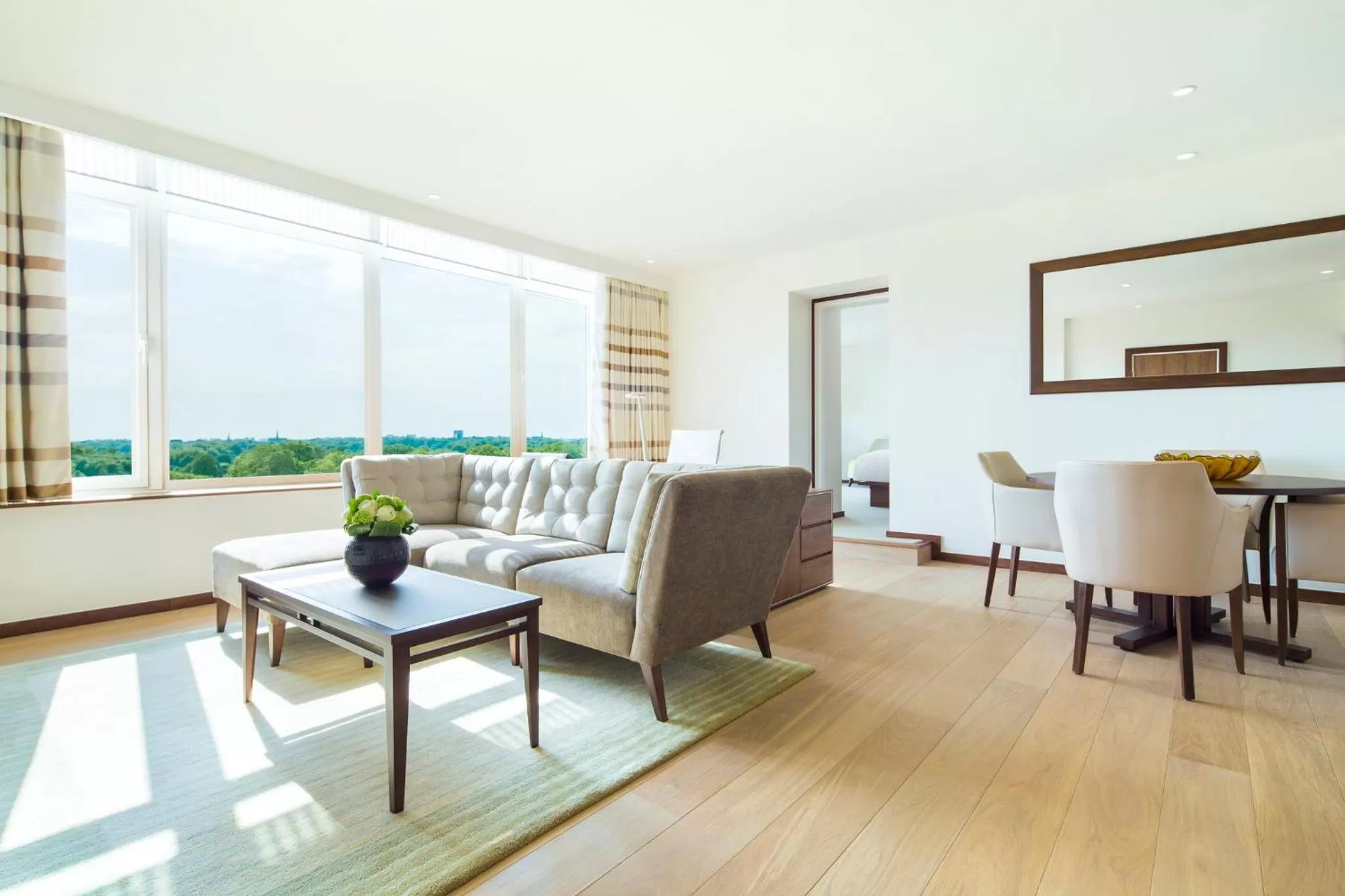 Photo of the whole room in COMO Metropolitan London