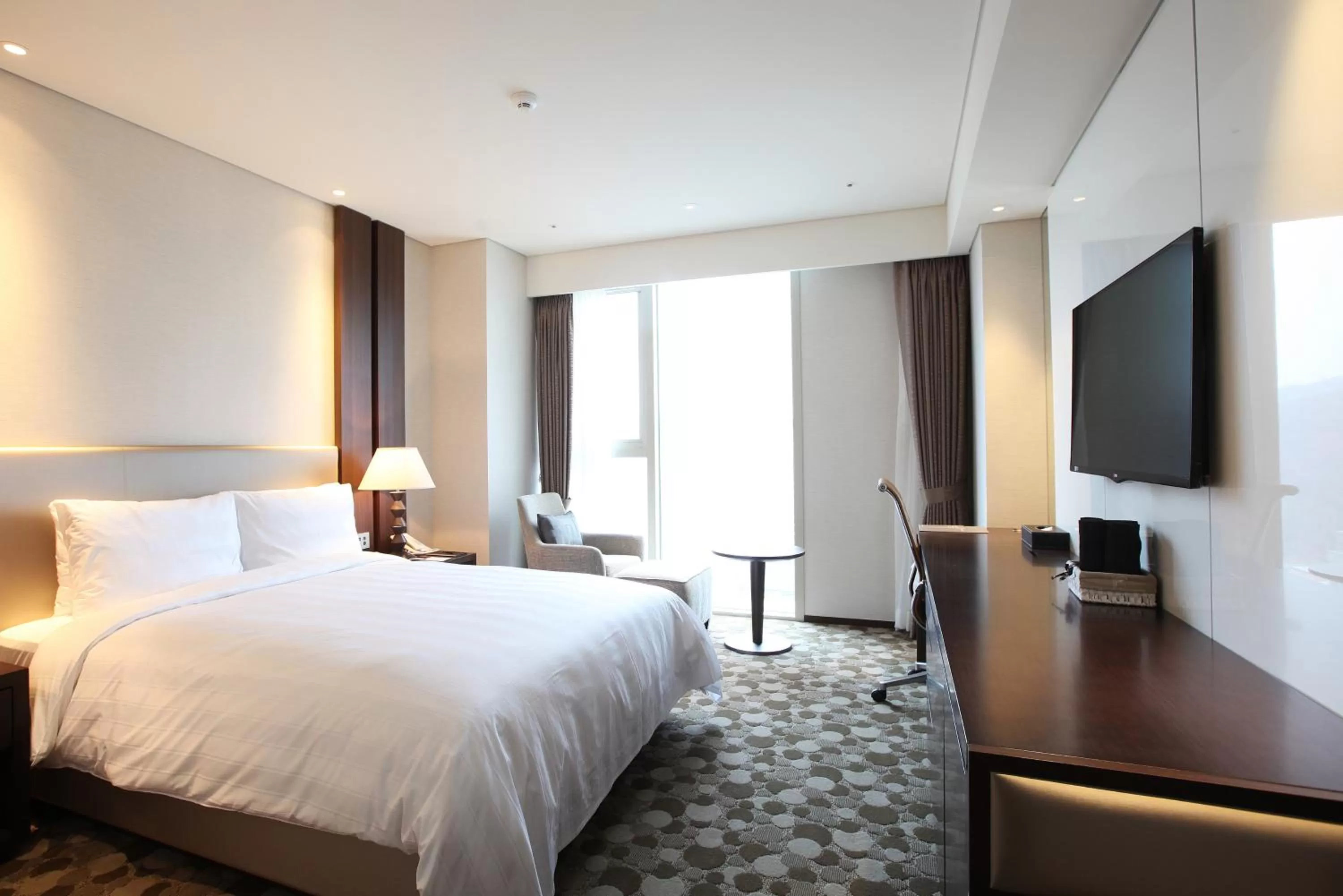 Photo of the whole room, Bed in LOTTE CITY HOTEL Daejeon