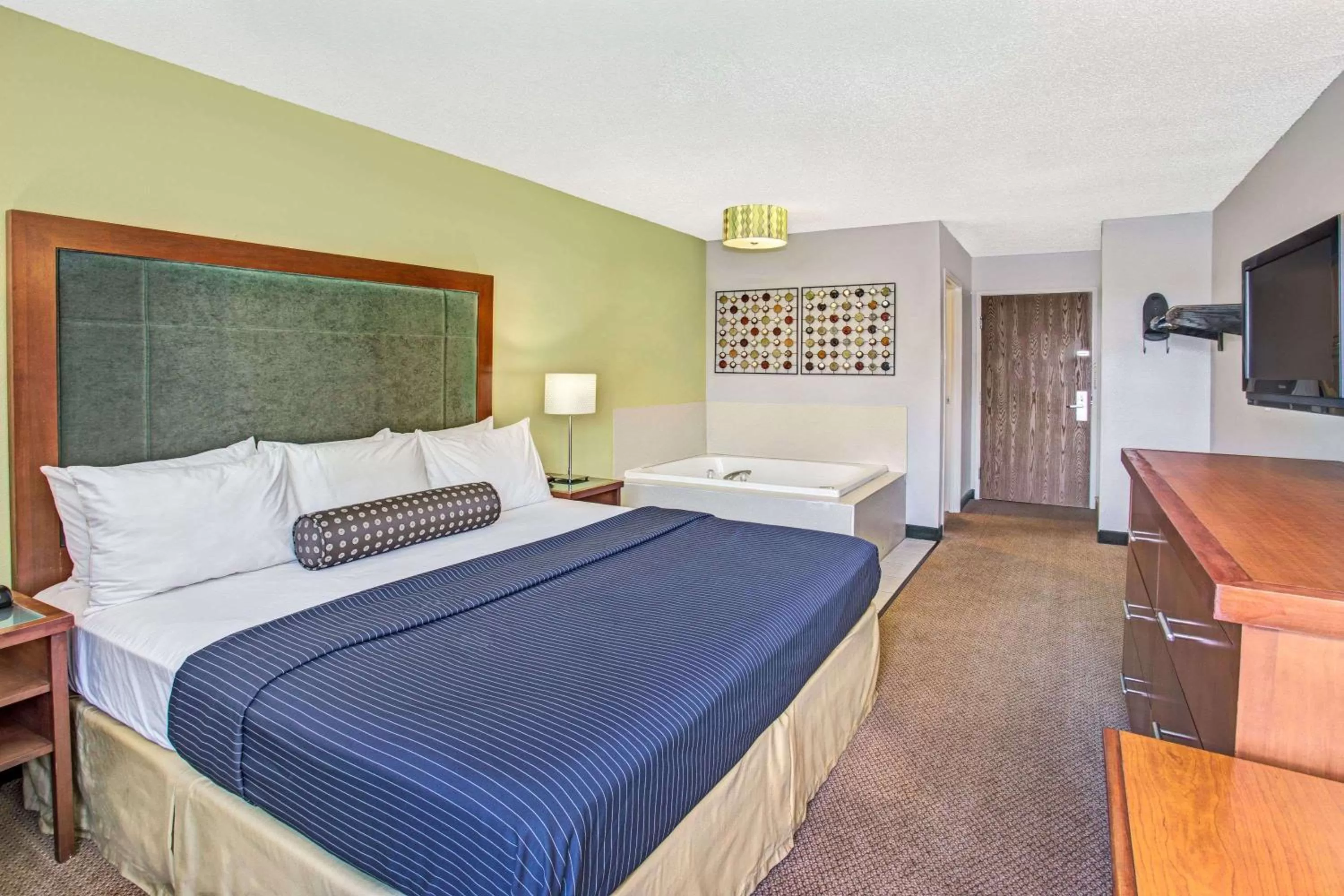 Photo of the whole room, Bed in Days Inn by Wyndham Great Lakes Naval Base