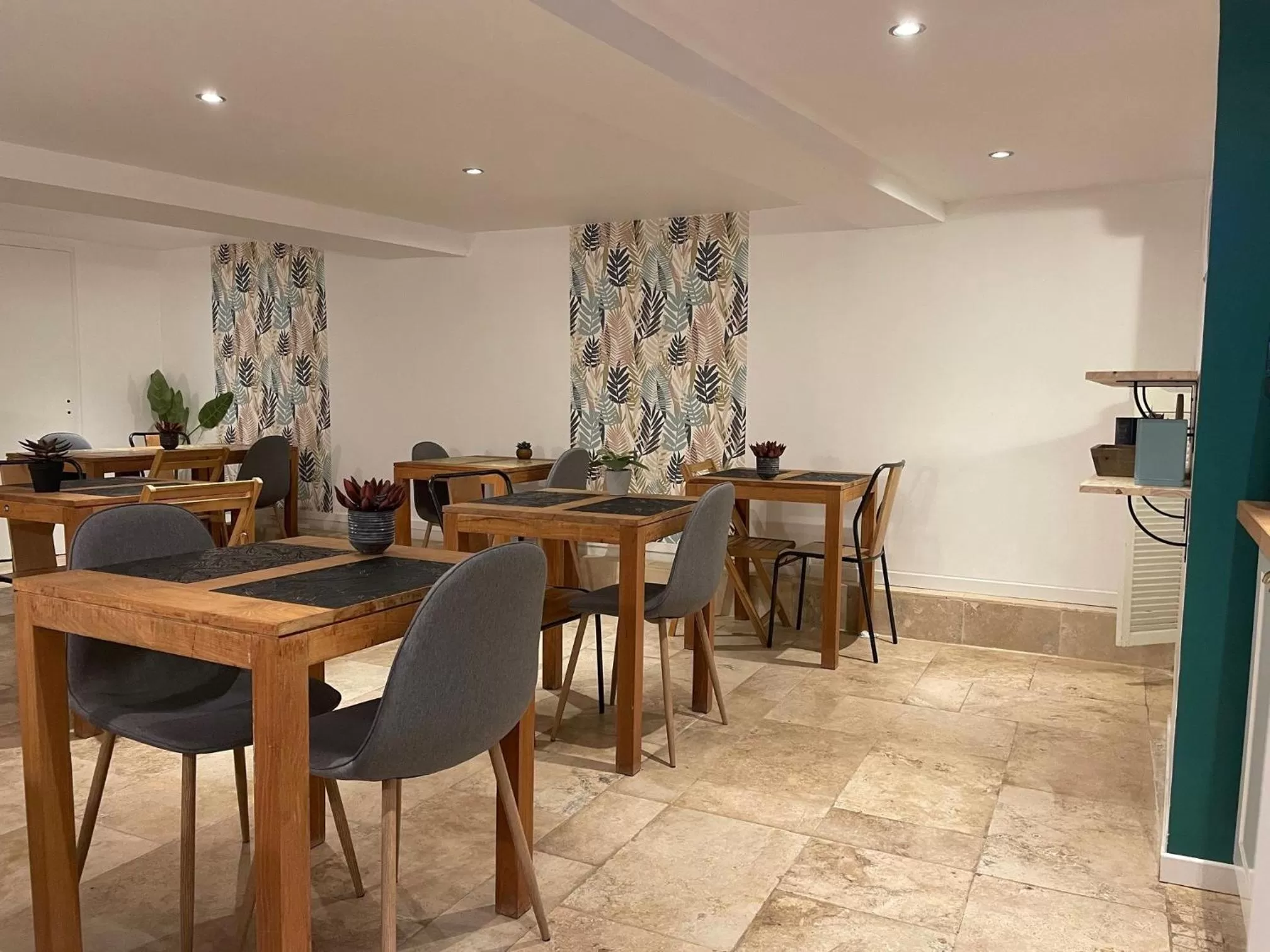 Restaurant/places to eat in Hôtel Le Thurot- Dijon Centre ville Gare