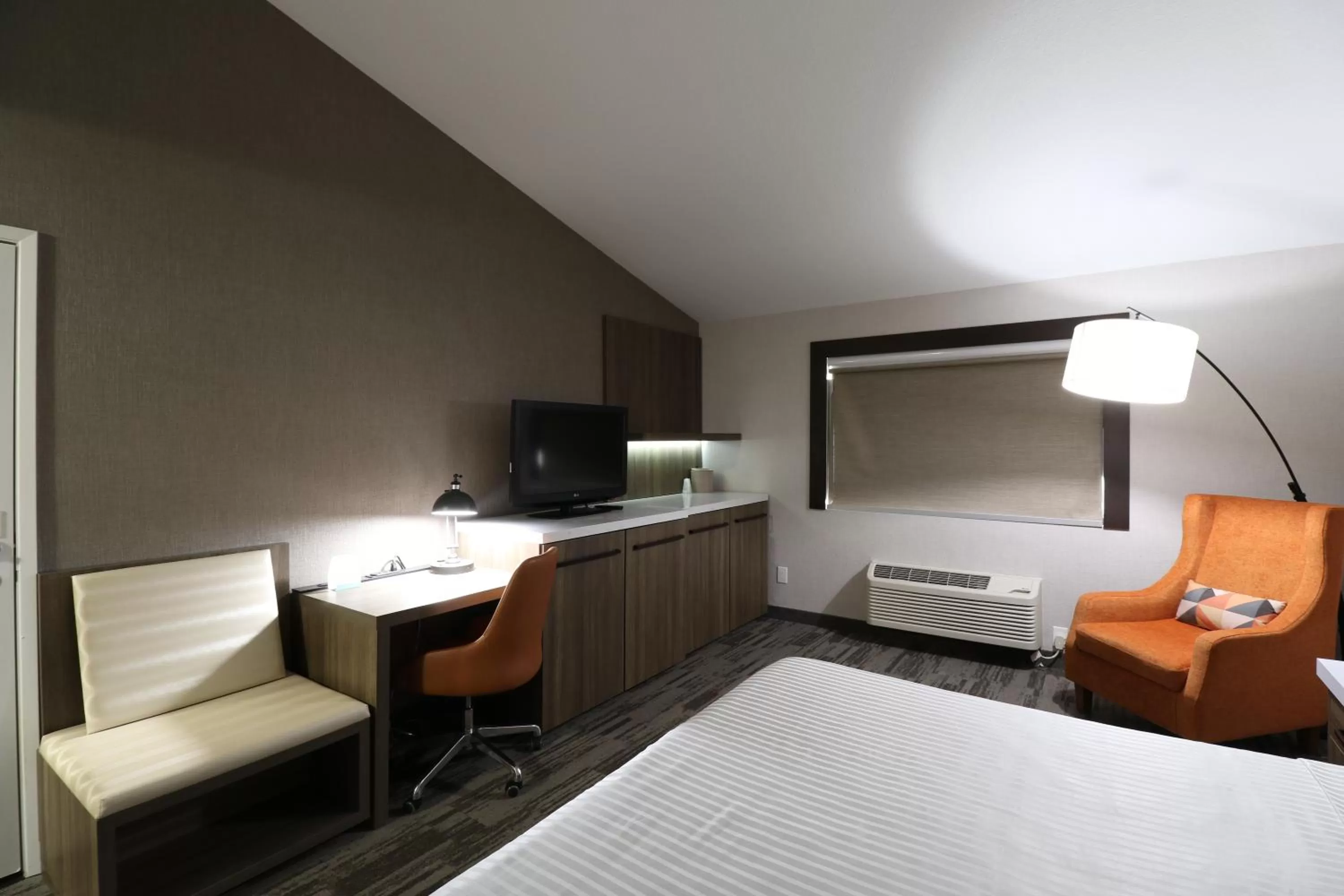 Photo of the whole room, TV/Entertainment Center in Modesto Hotel - Gateway to Yosemite