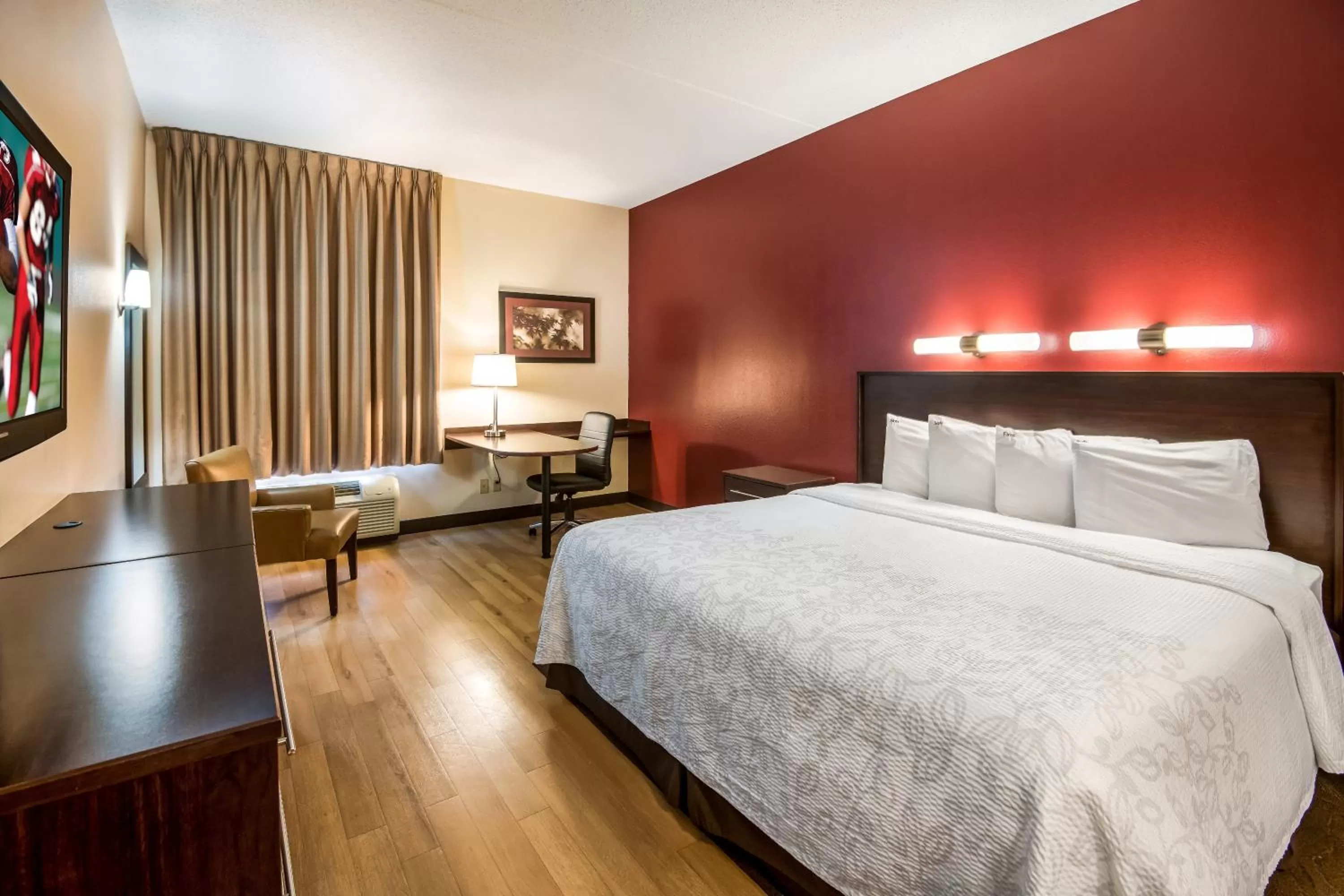 Bedroom, Bed in Red Roof PLUS Long Island - Garden City