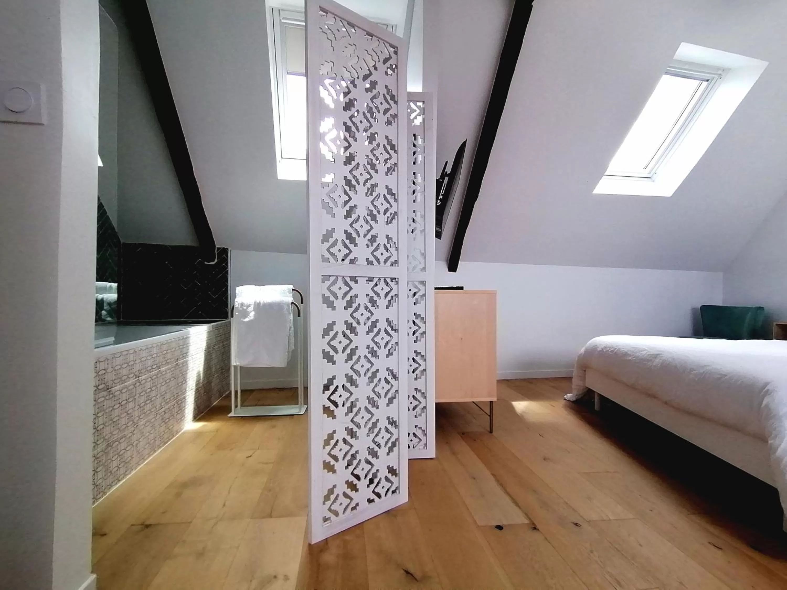 TV/Entertainment Center in La bulle d'Etel, chambres & spa