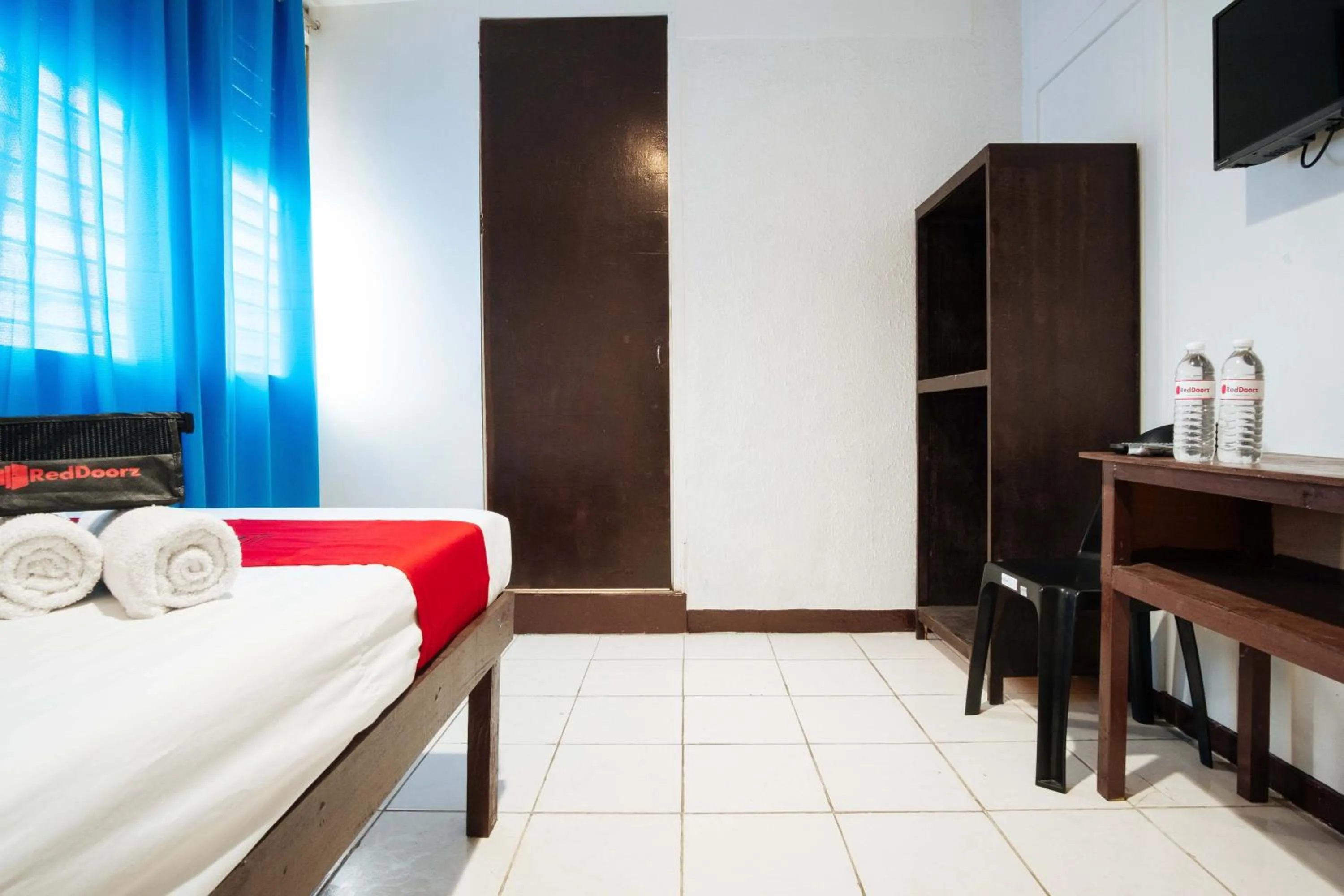 Photo of the whole room in RedDoorz @Downtown Bacolod