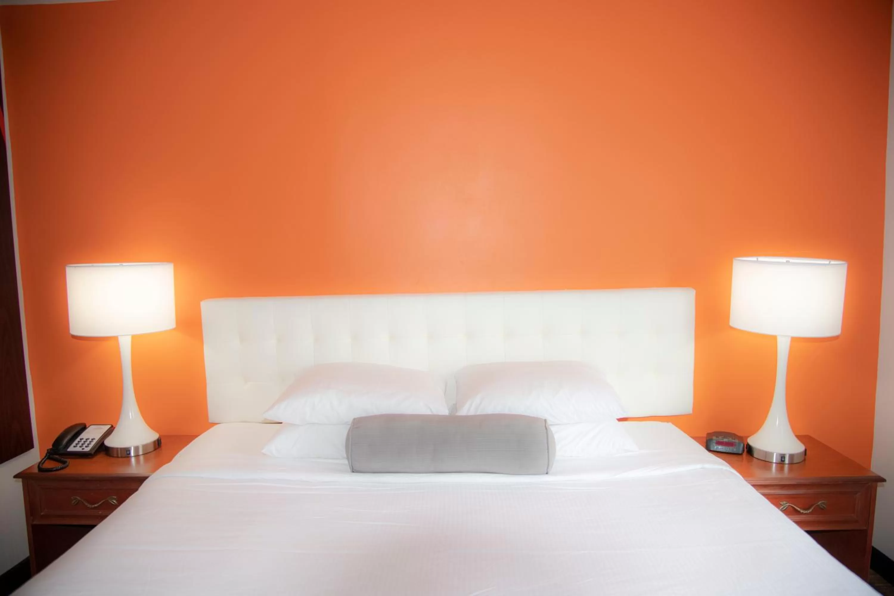 Bed in Howard Johnson by Wyndham Allentown/Dorney Hotel & Suites