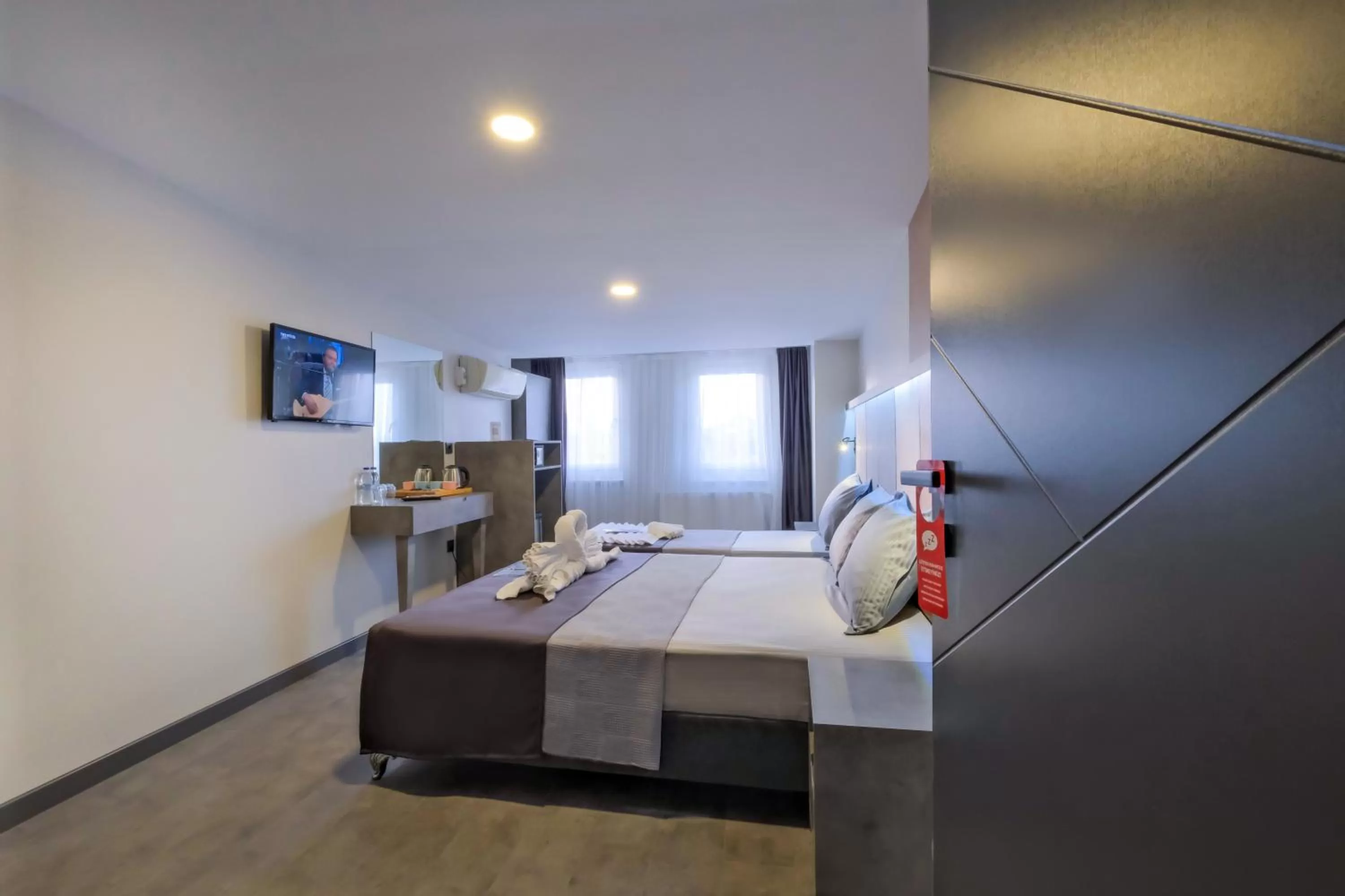 Photo of the whole room, Bed in The Queen Hotel