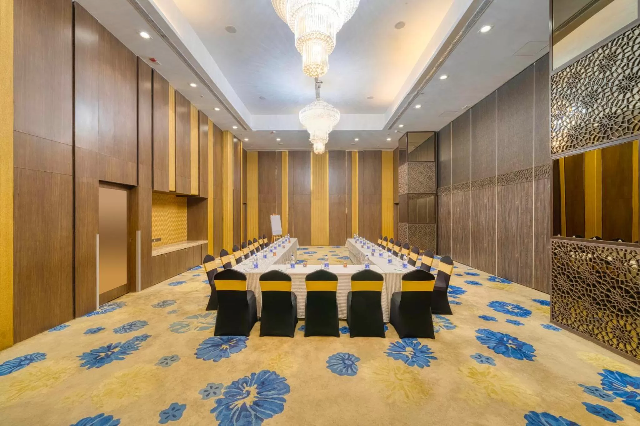 Meeting/conference room, Bed in Holiday Inn Kolkata Airport by IHG