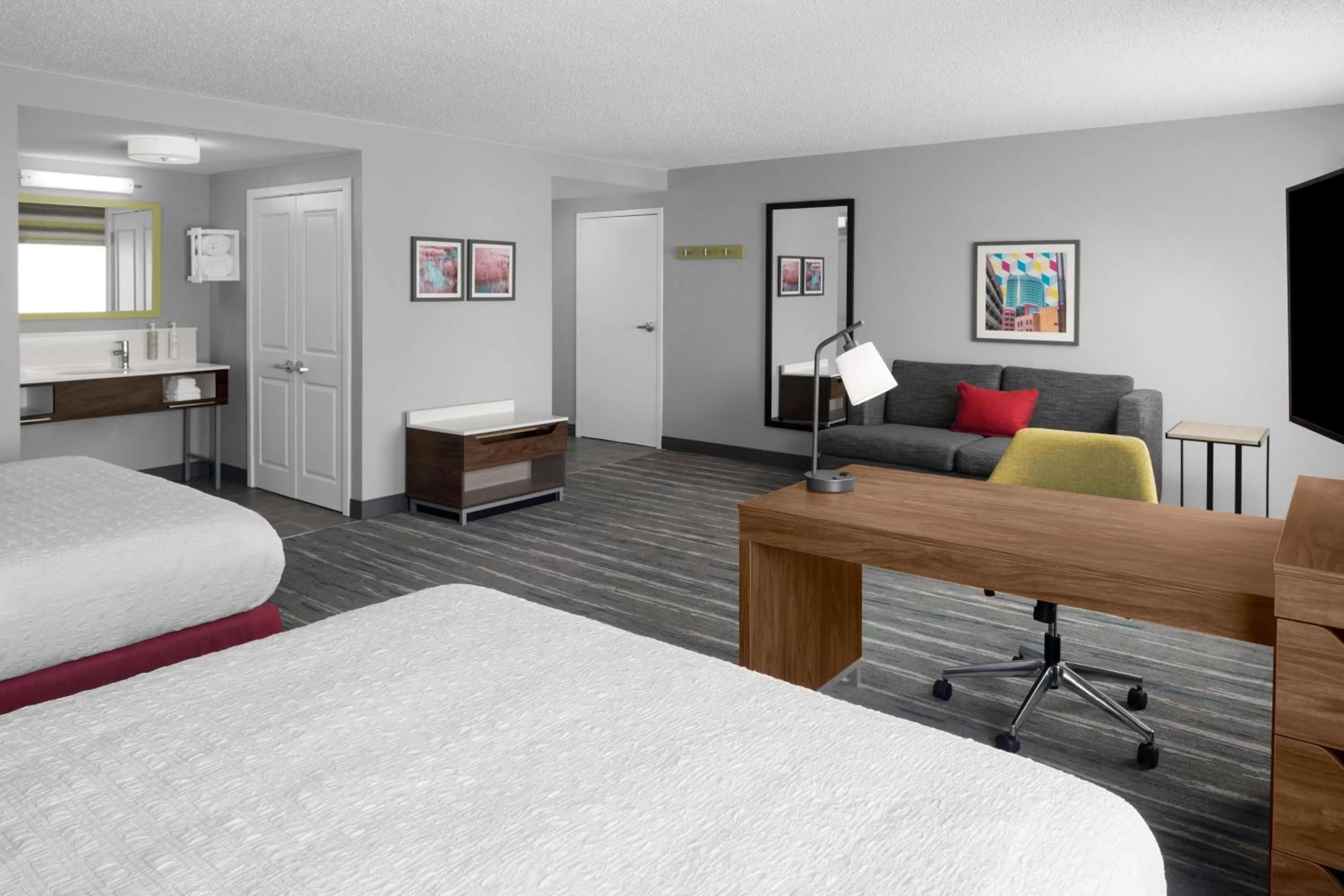 Living room, Bed in Hampton Inn & Suites Grand Rapids-Airport 28th St