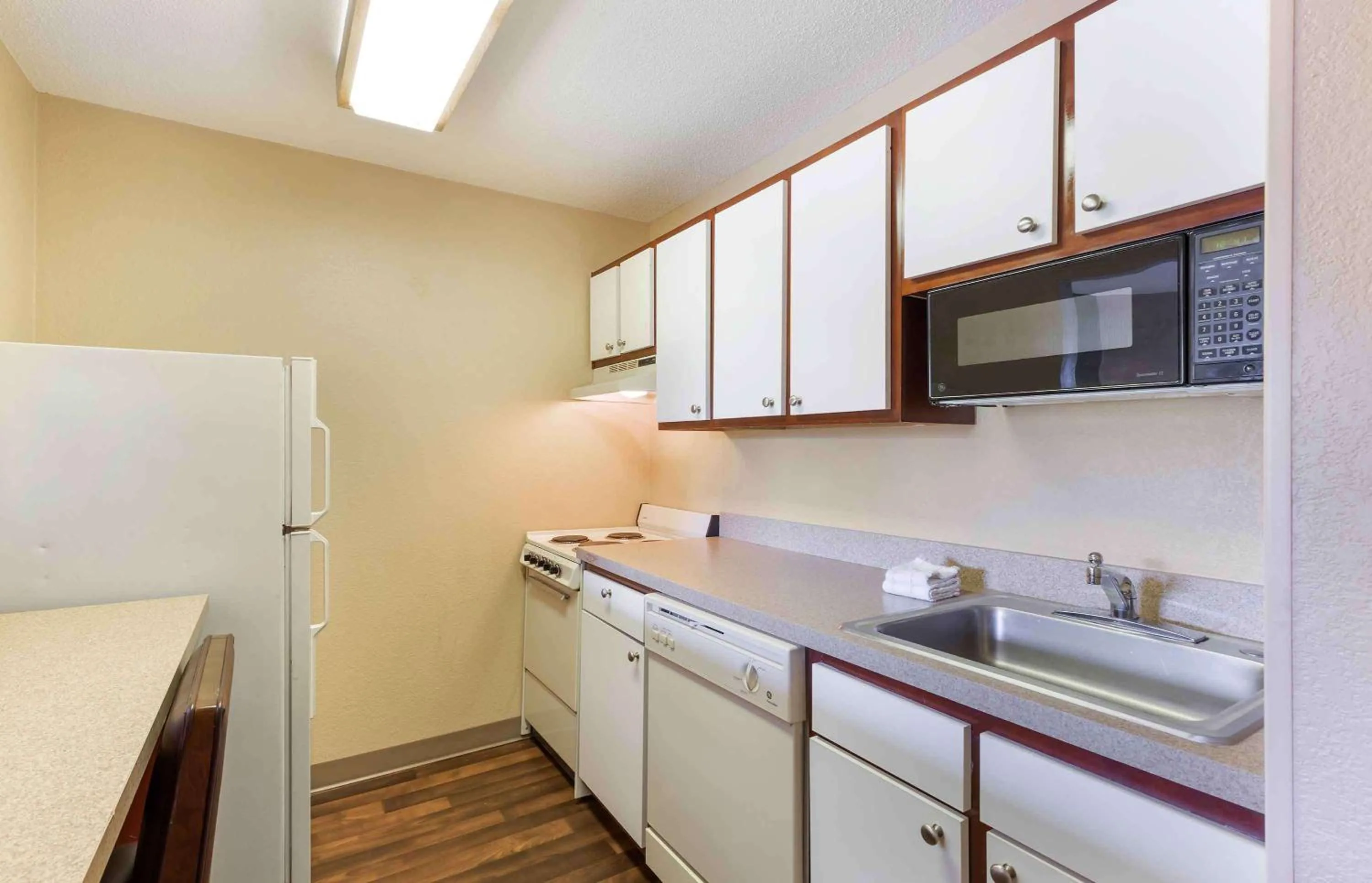 Bedroom in Extended Stay America Select Suites - Raleigh - Cary - Regency Parkway South