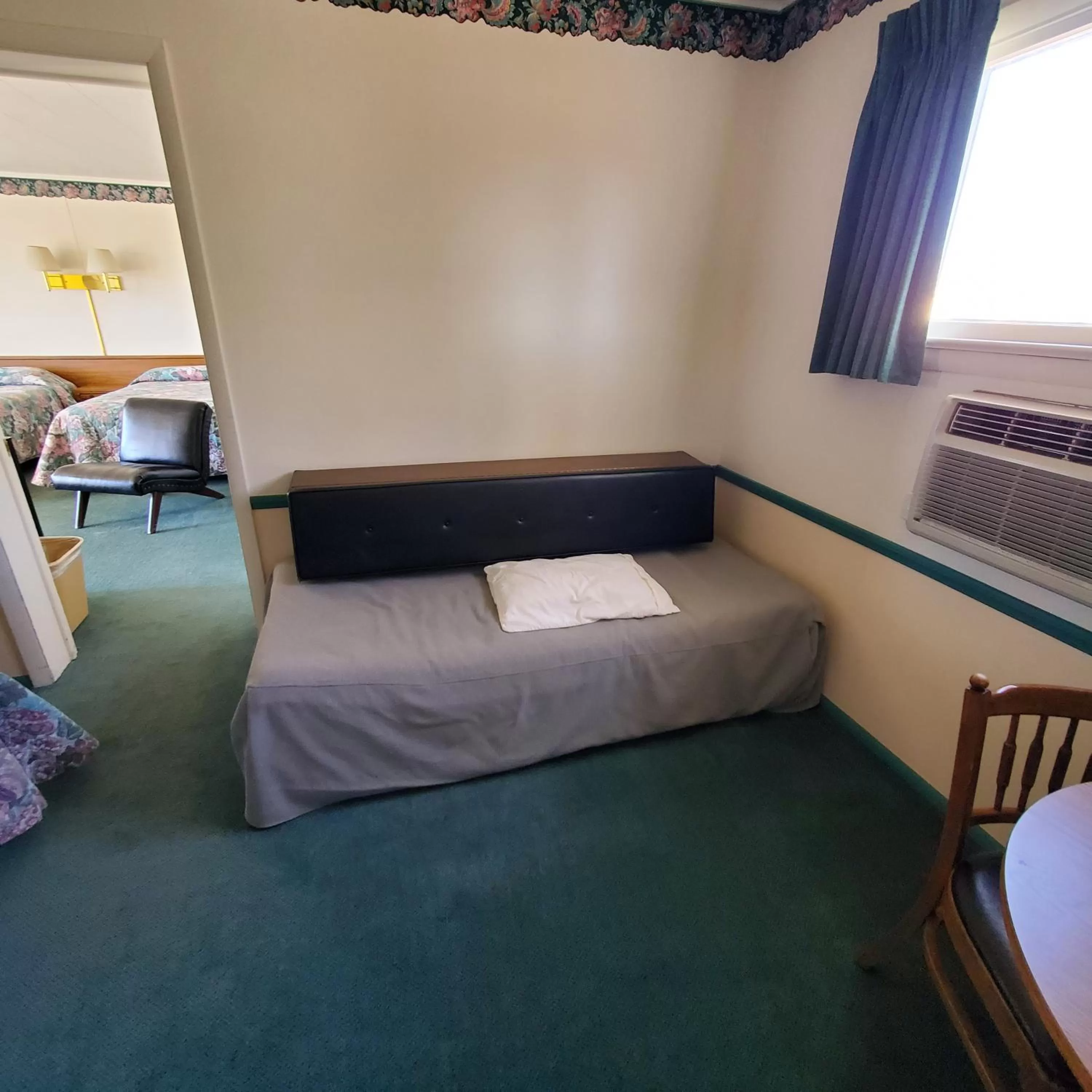 Bed in Robin Hood Motel