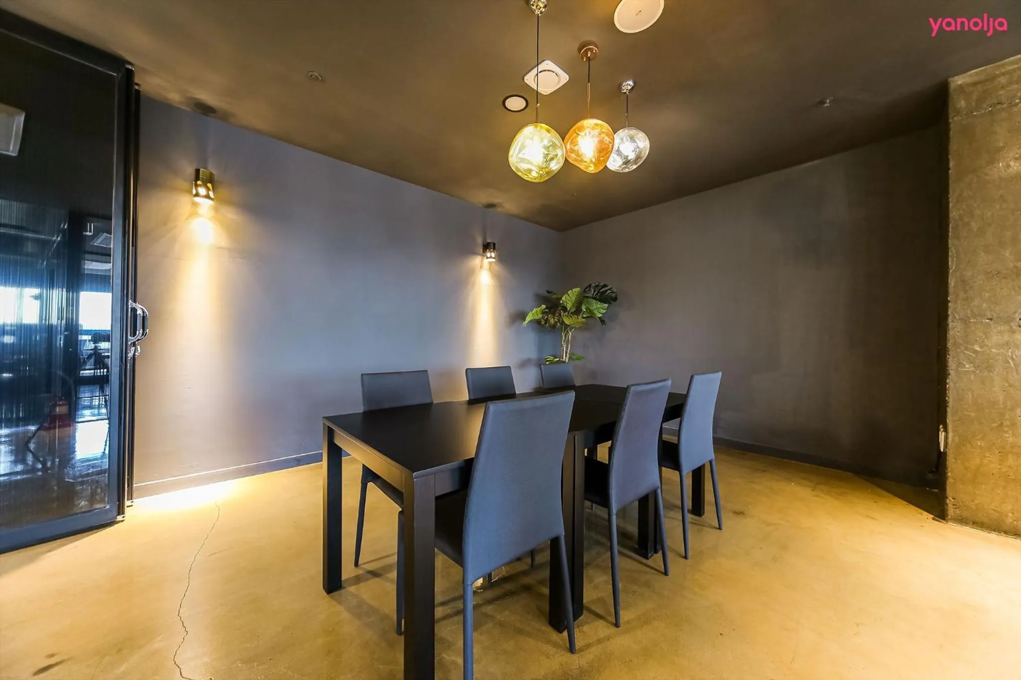 Restaurant/places to eat in CM Park Hotel