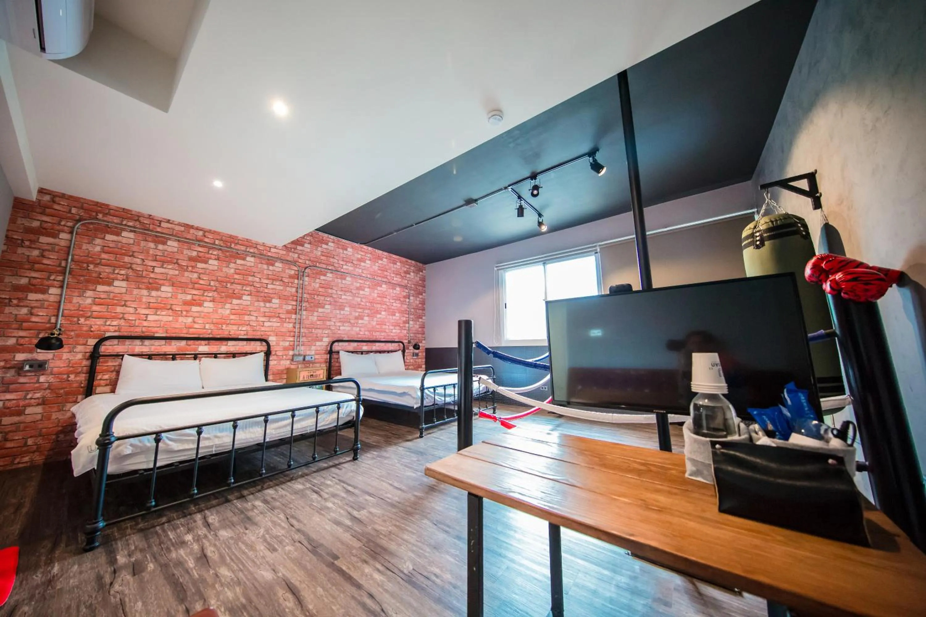 Photo of the whole room, Bed in Urban