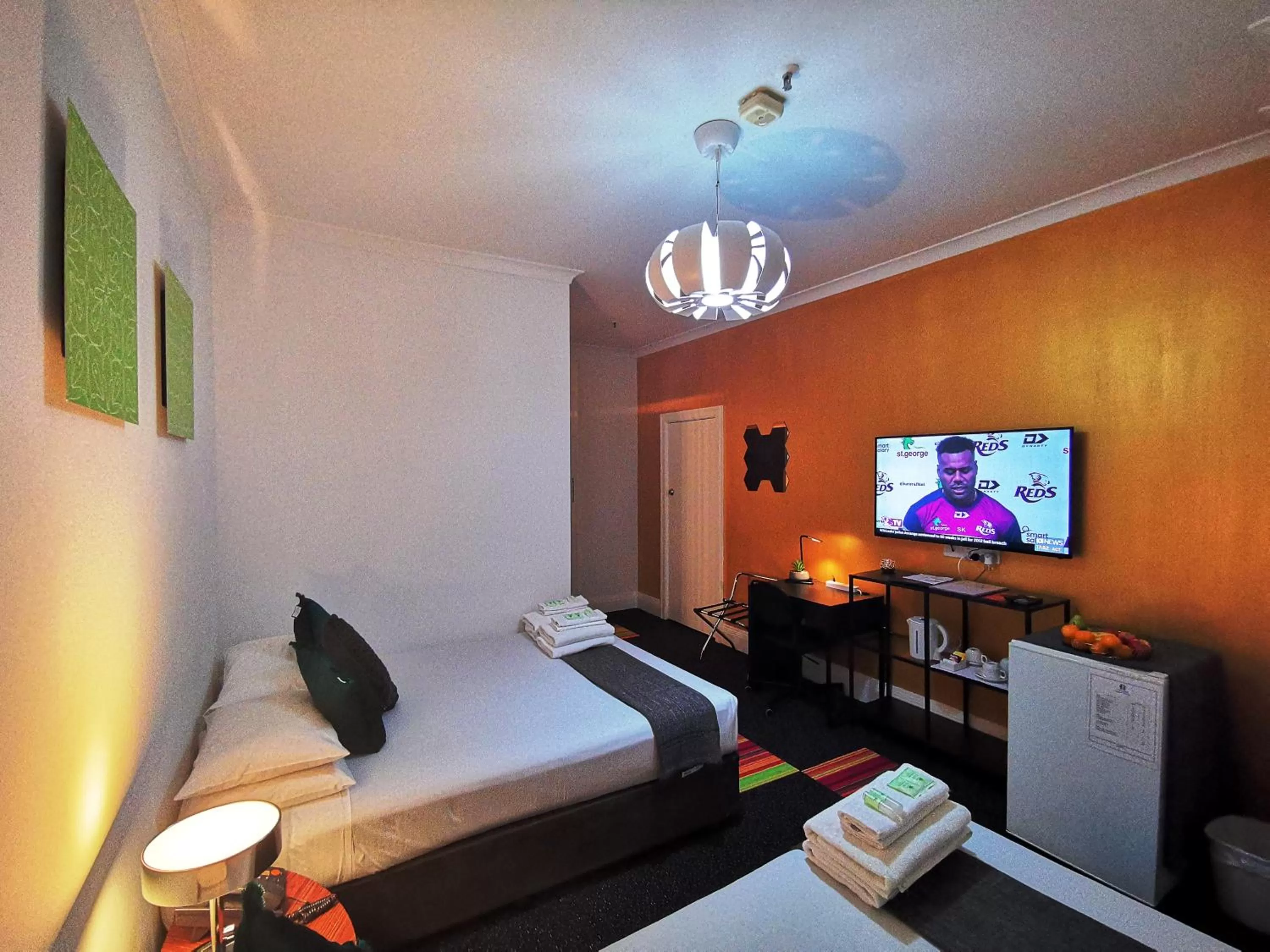 TV and multimedia, Bed in Criterion Hotel Perth