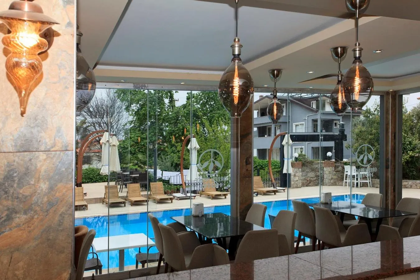 Restaurant/places to eat in Green Peace Hotel