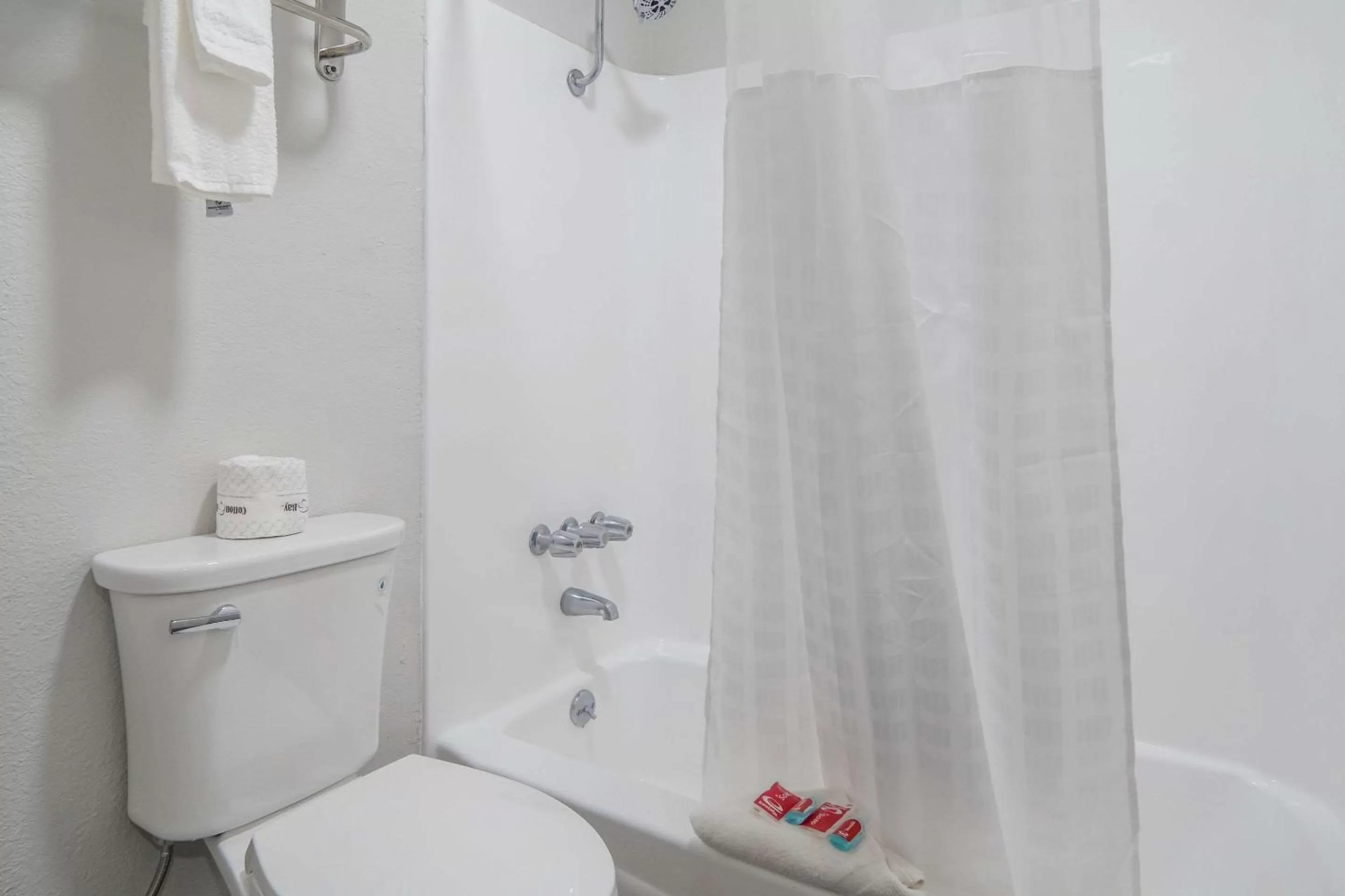 Bathroom in Econo Lodge Waco North I-35