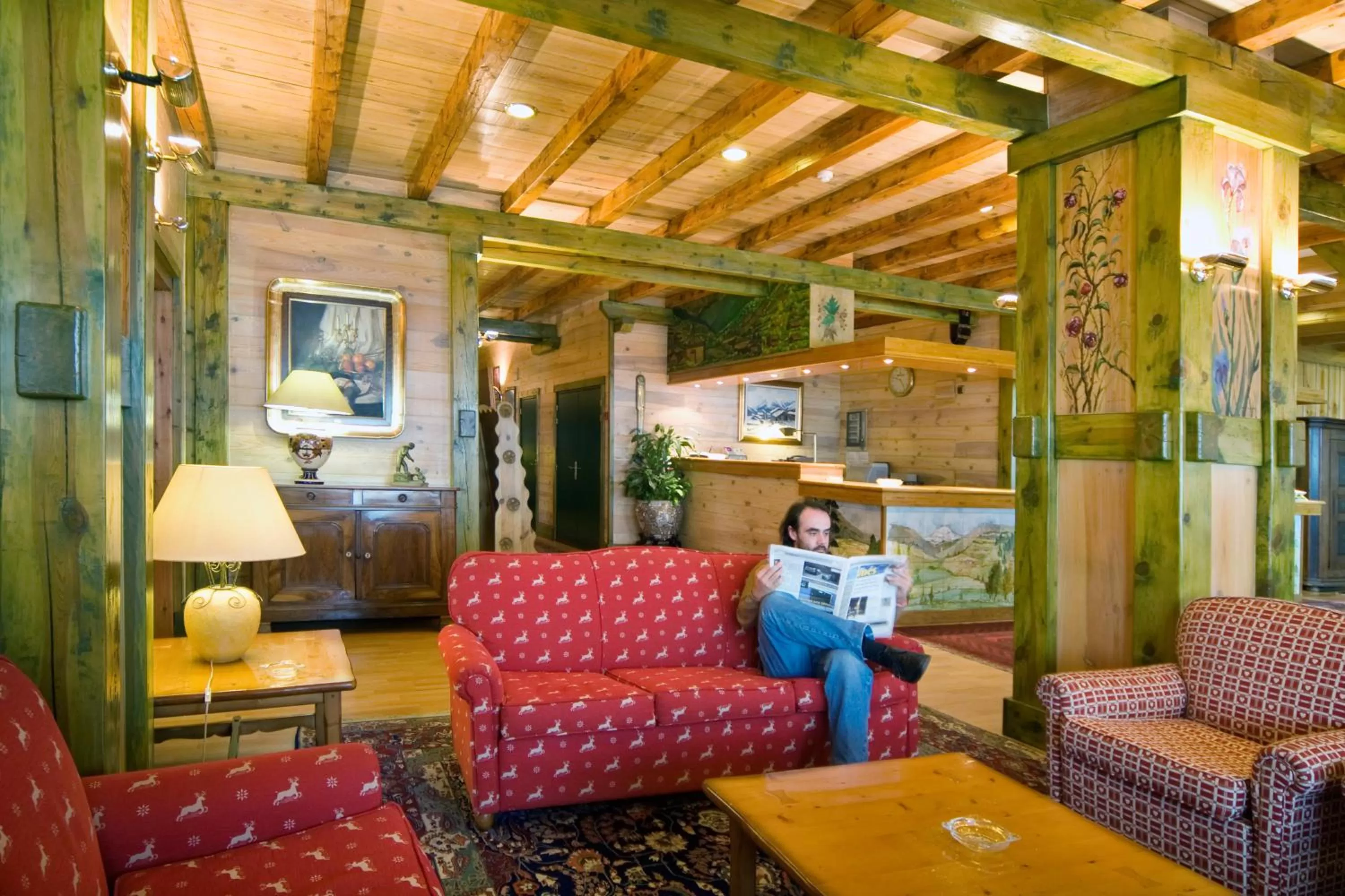 Communal lounge/ TV room in Rutllan & Spa