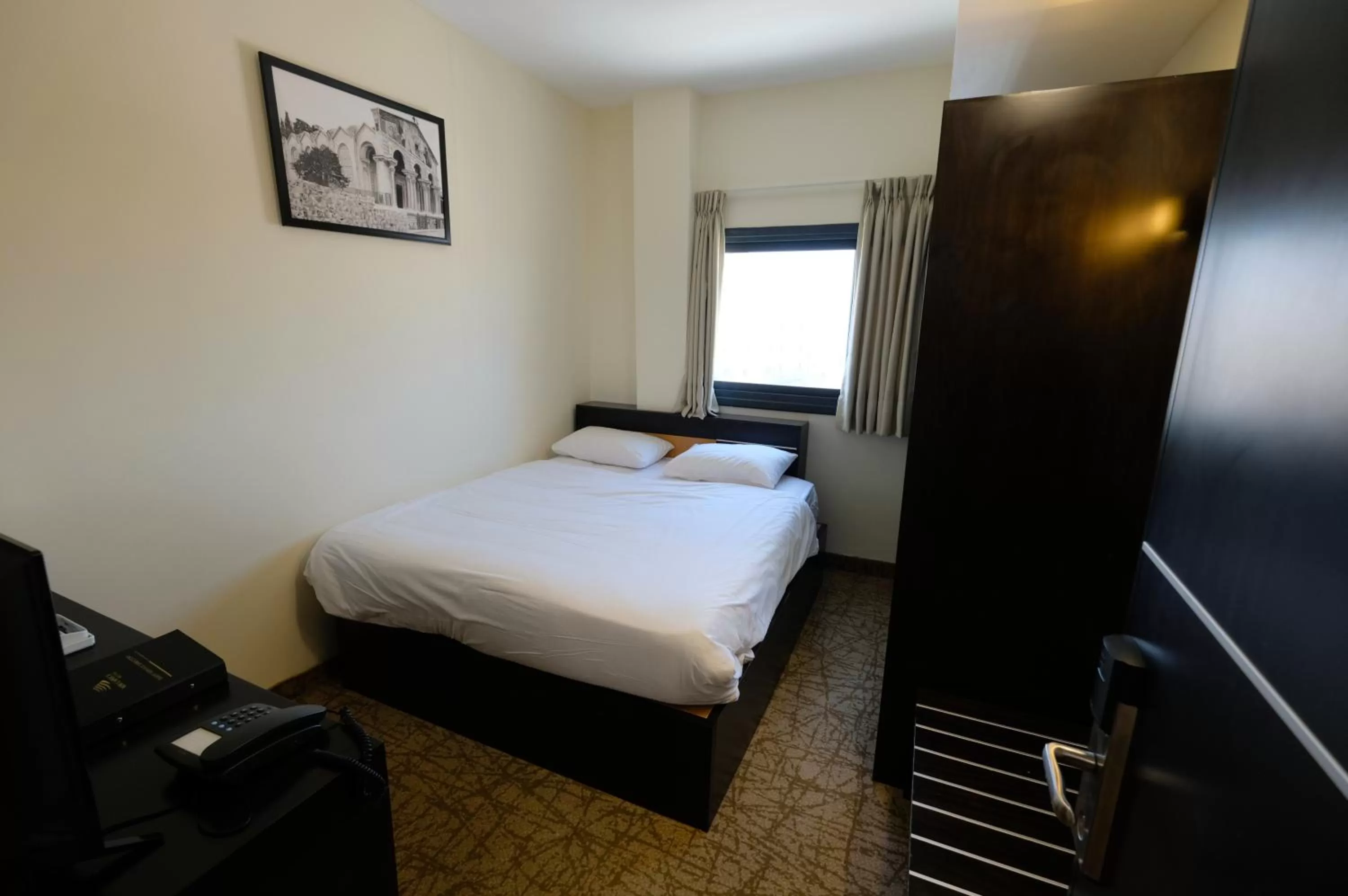 Photo of the whole room, Bed in New Capitol Hotel - Jerusalem