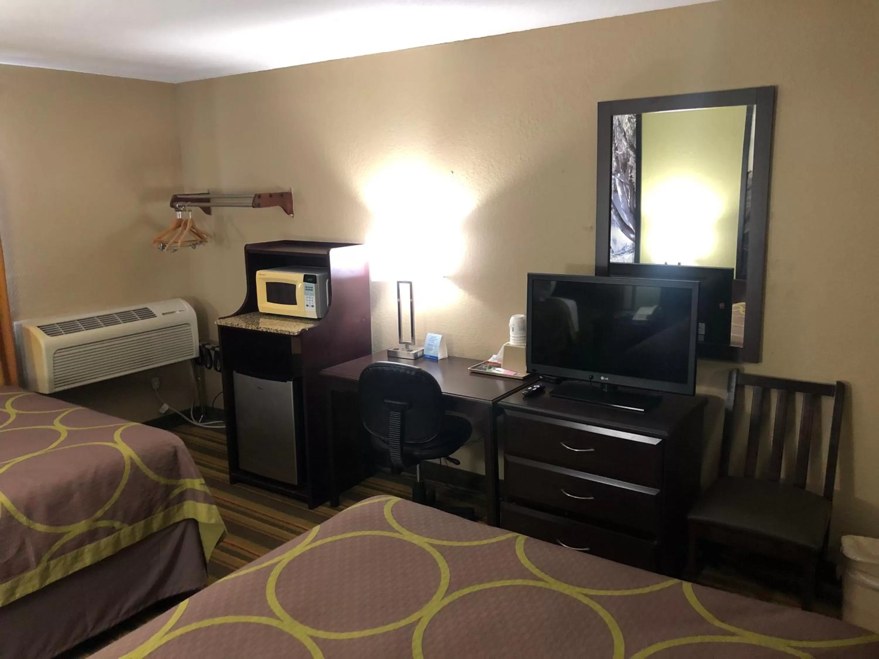 Bed in Super 8 by Wyndham Topeka/Wanamaker RD/I-70