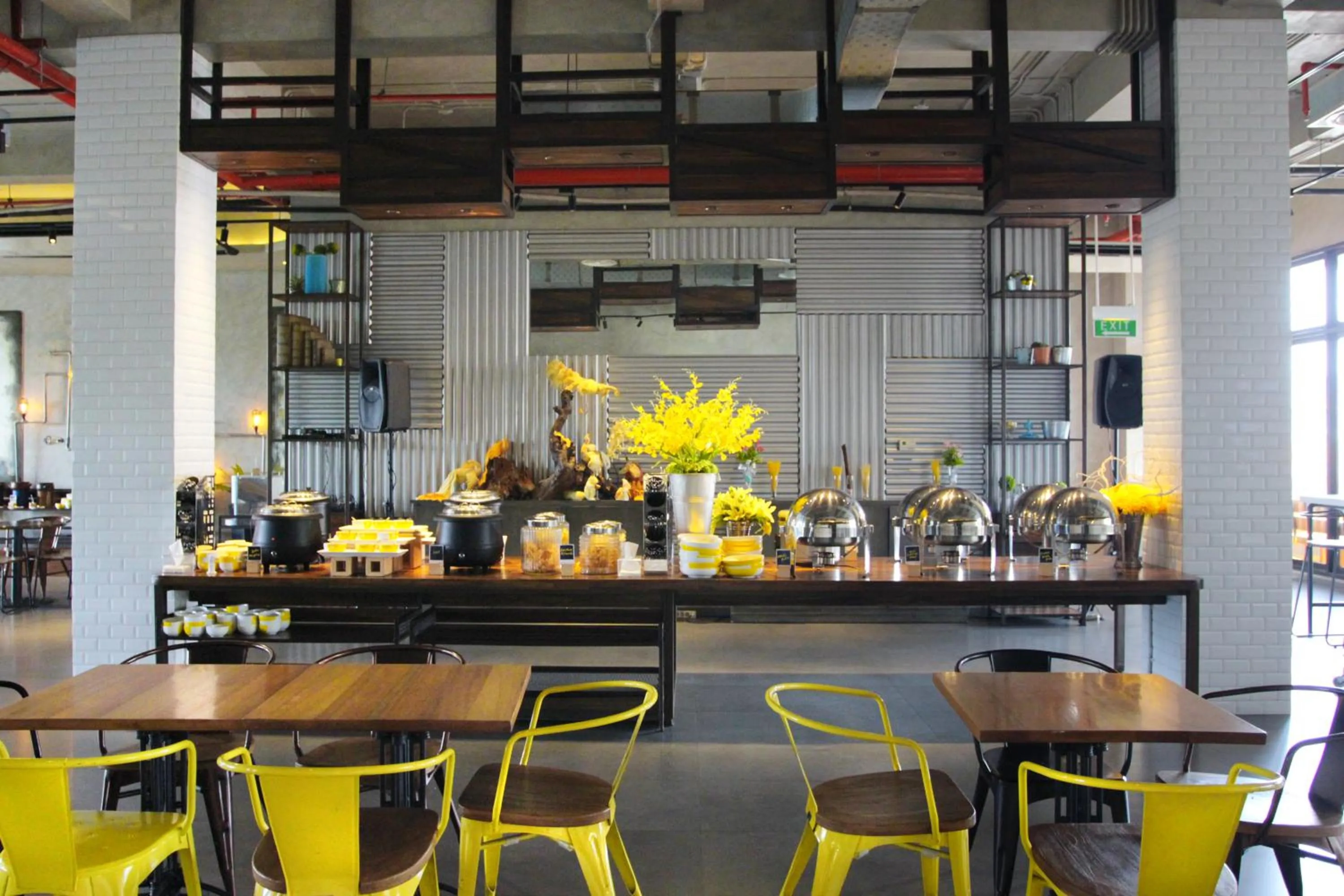 Restaurant/places to eat in Yello Hotel Jemursari