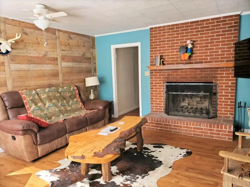 Seating Area in Meadowlark Motel with Restaurant & Bar