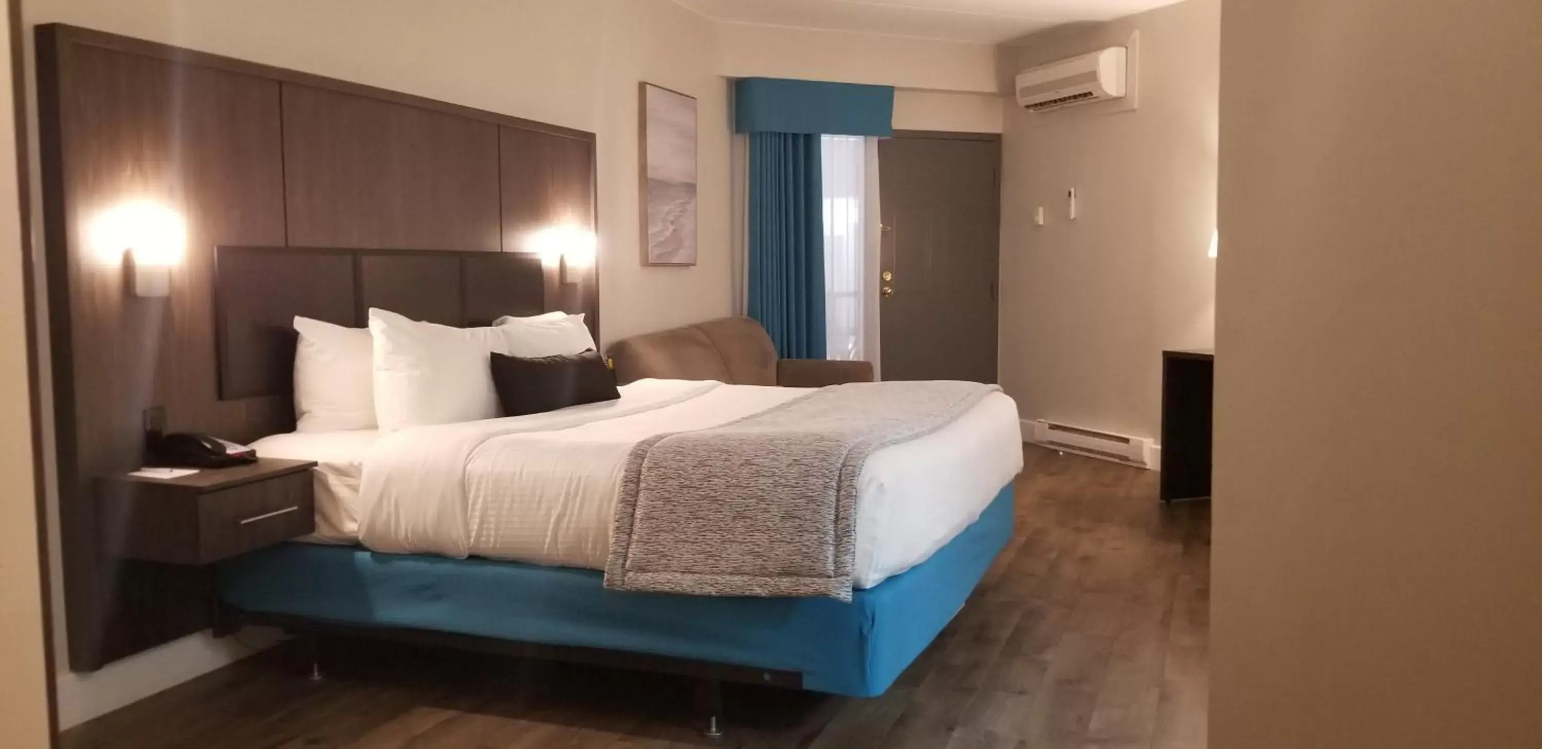 Queen Suite with Balcony - Non-Smoking in Best Western Laval-Montreal & Conference Centre Queen Suite with Balcony - Non-Smoking in Best Western Laval-Montreal & Conference Centre