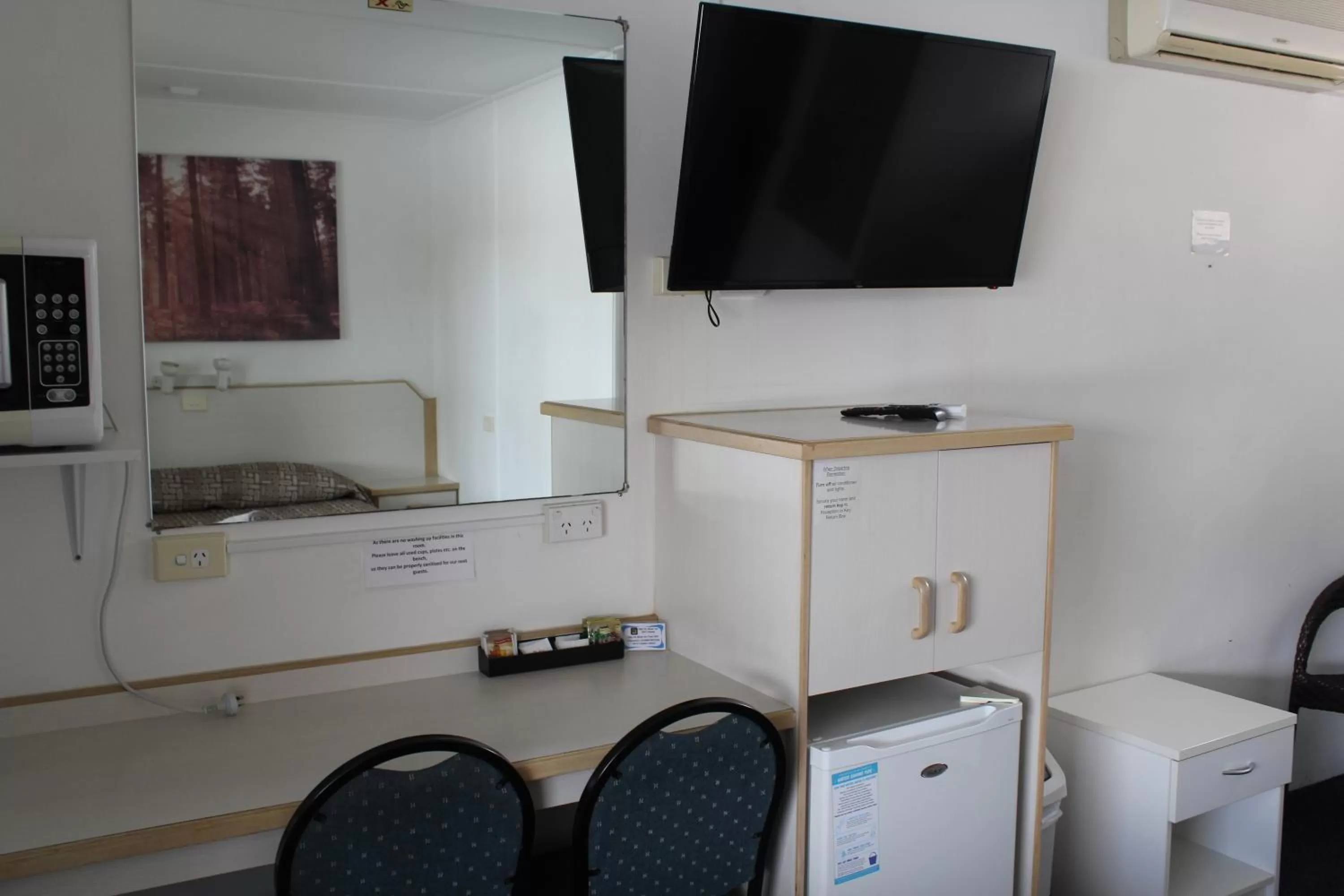 Kitchen or kitchenette, TV/Entertainment Center in Tally Ho Motor Inn
