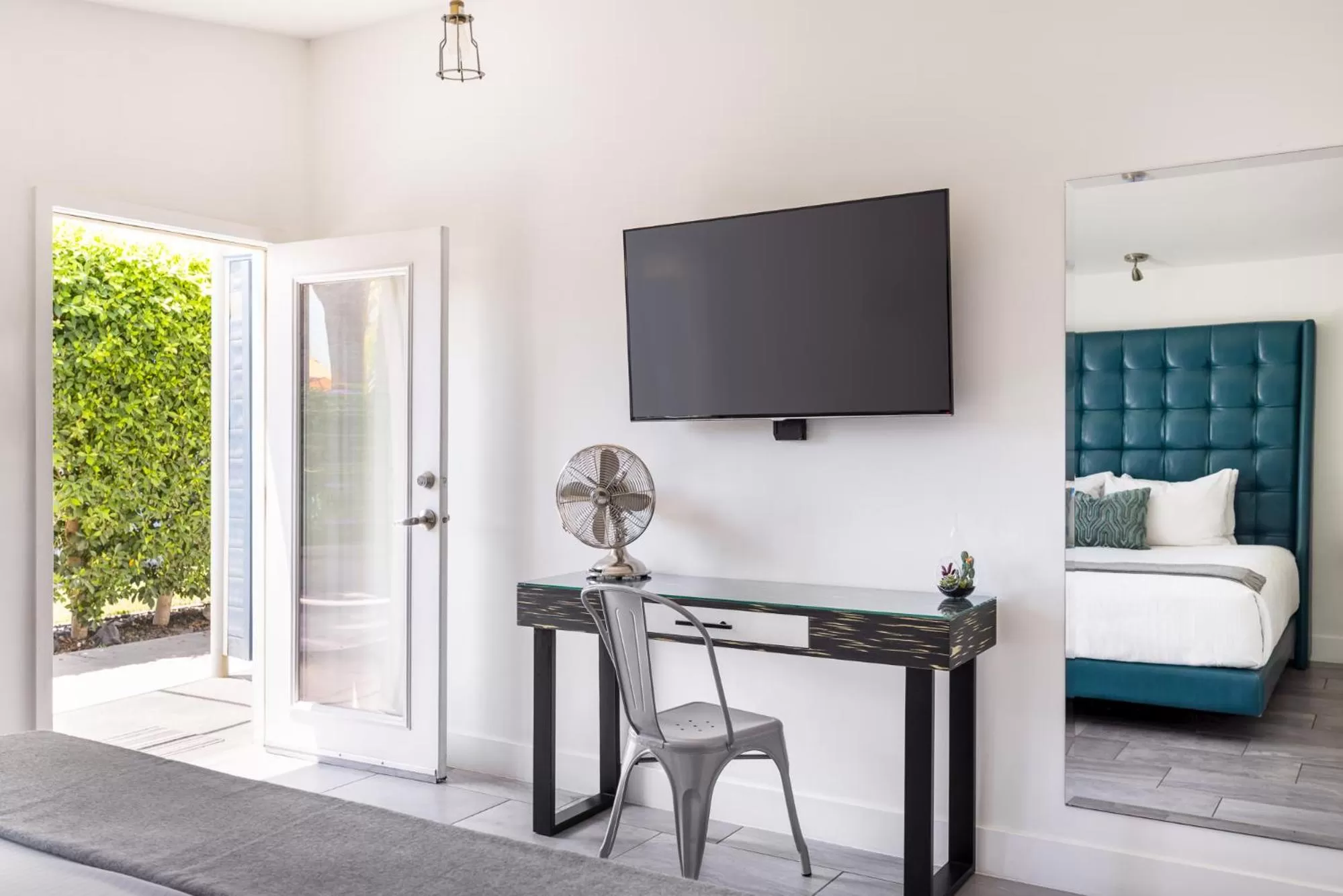 TV and multimedia, Bed in The Palm Springs Hotel