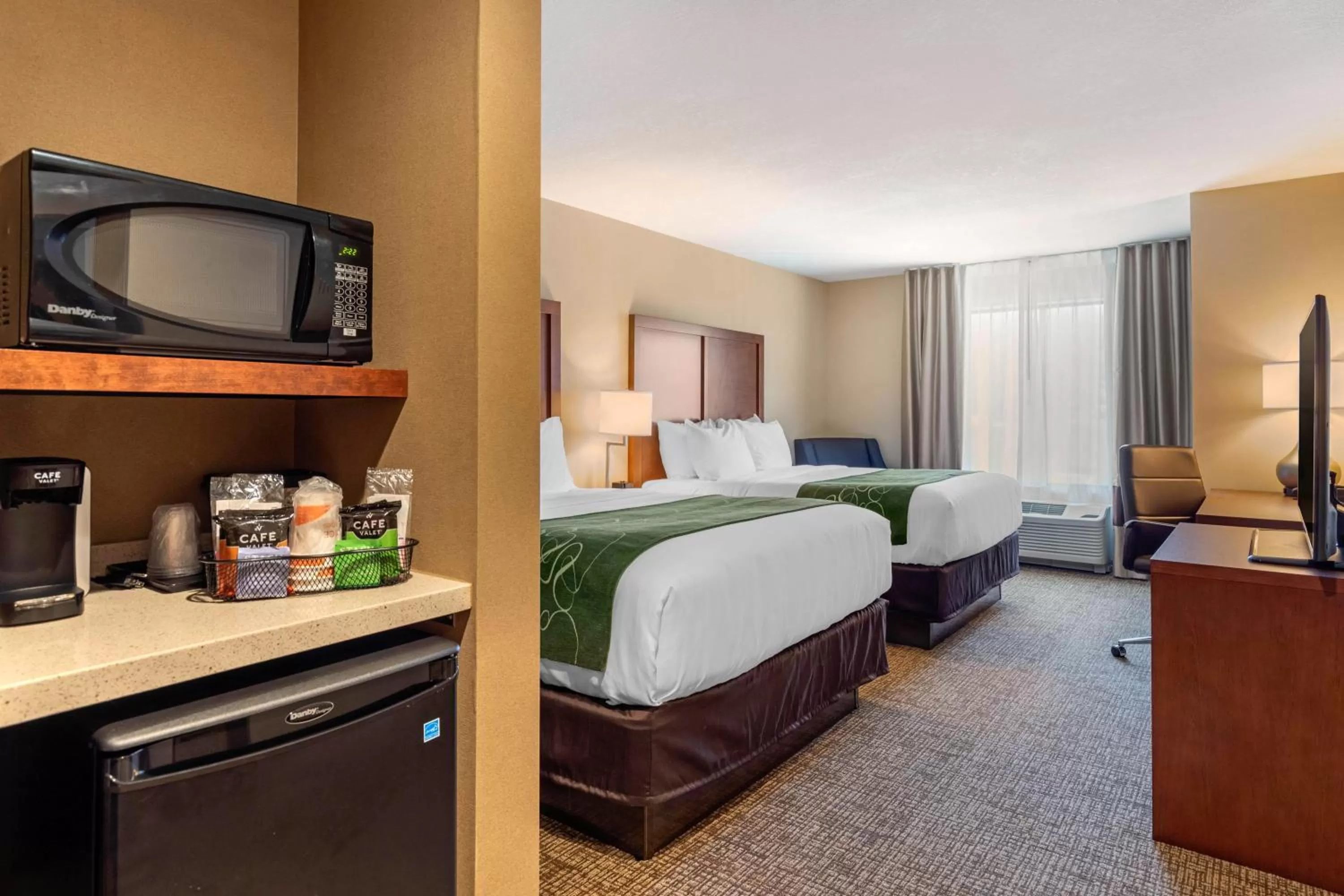 Photo of the whole room, Bed in Comfort Inn & Suites Schenectady - Scotia