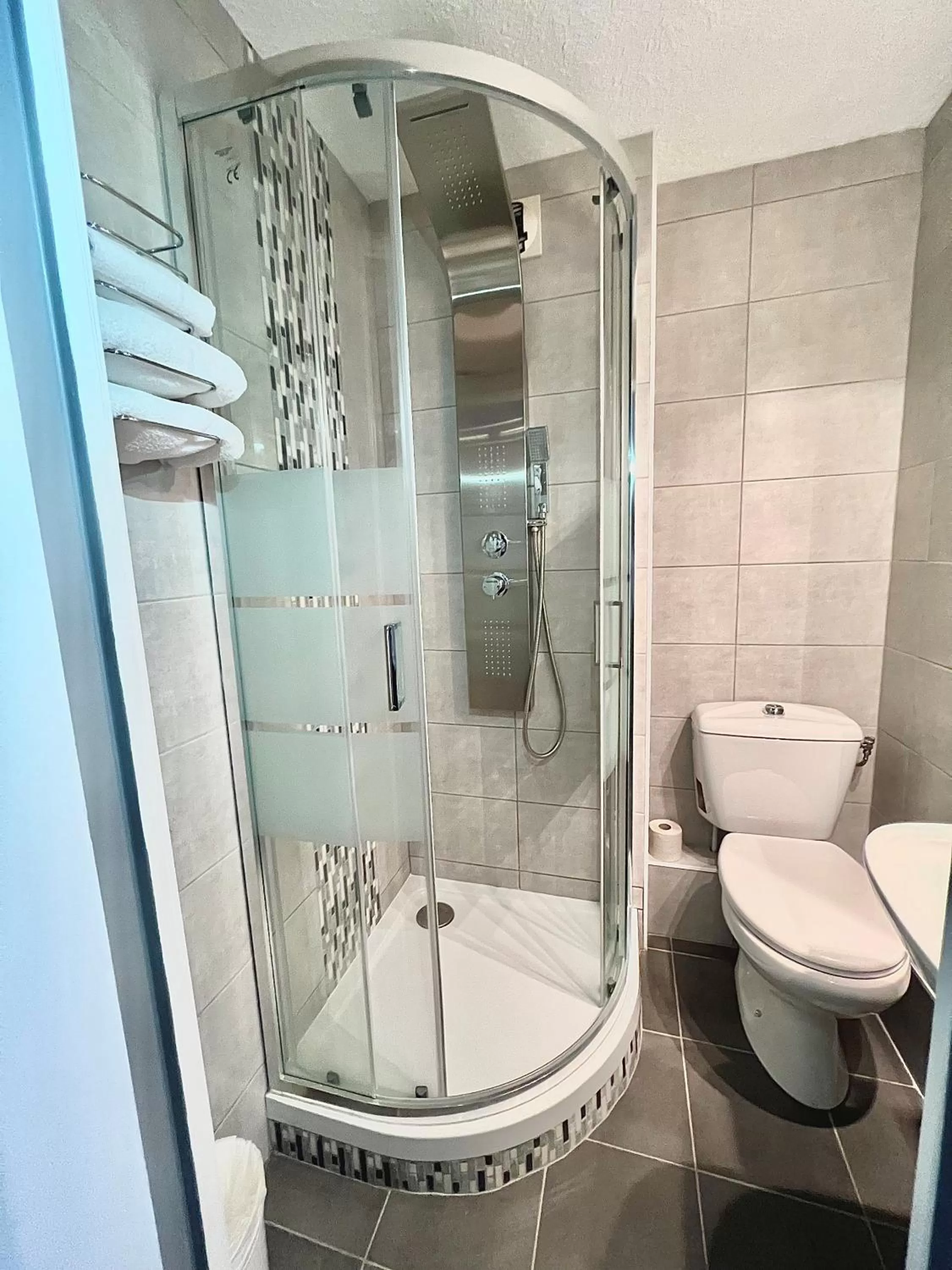 Toilet in Kyriad Direct Reims Bezannes