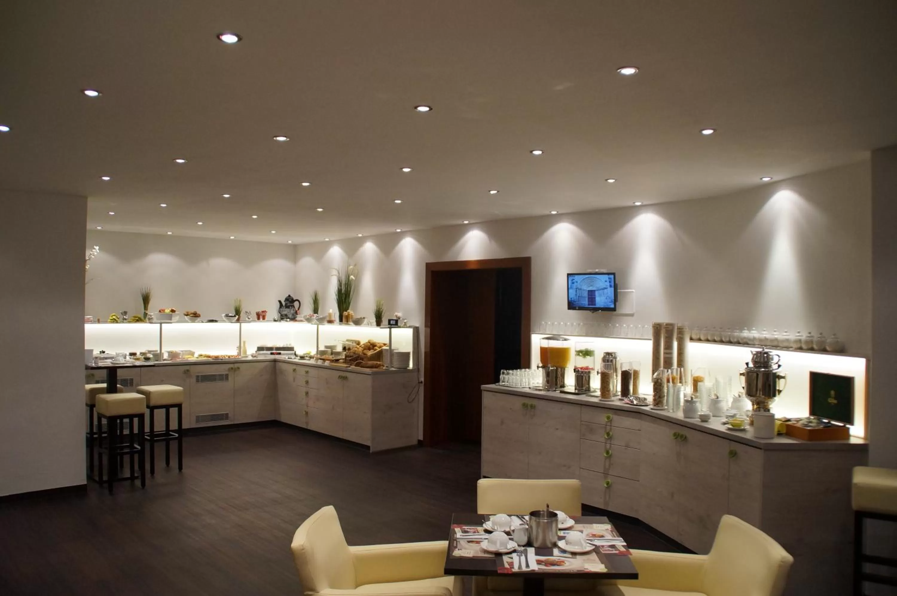 Restaurant/places to eat in Hotel National