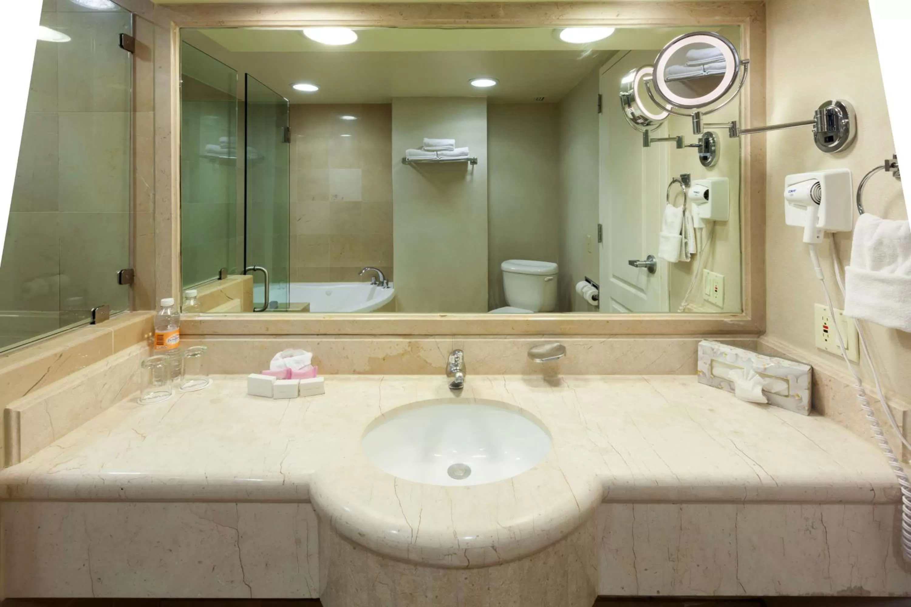 King Suite with Hot Tub - Non-Smoking in Best Western Plus Nuevo Laredo Inn & Suites
