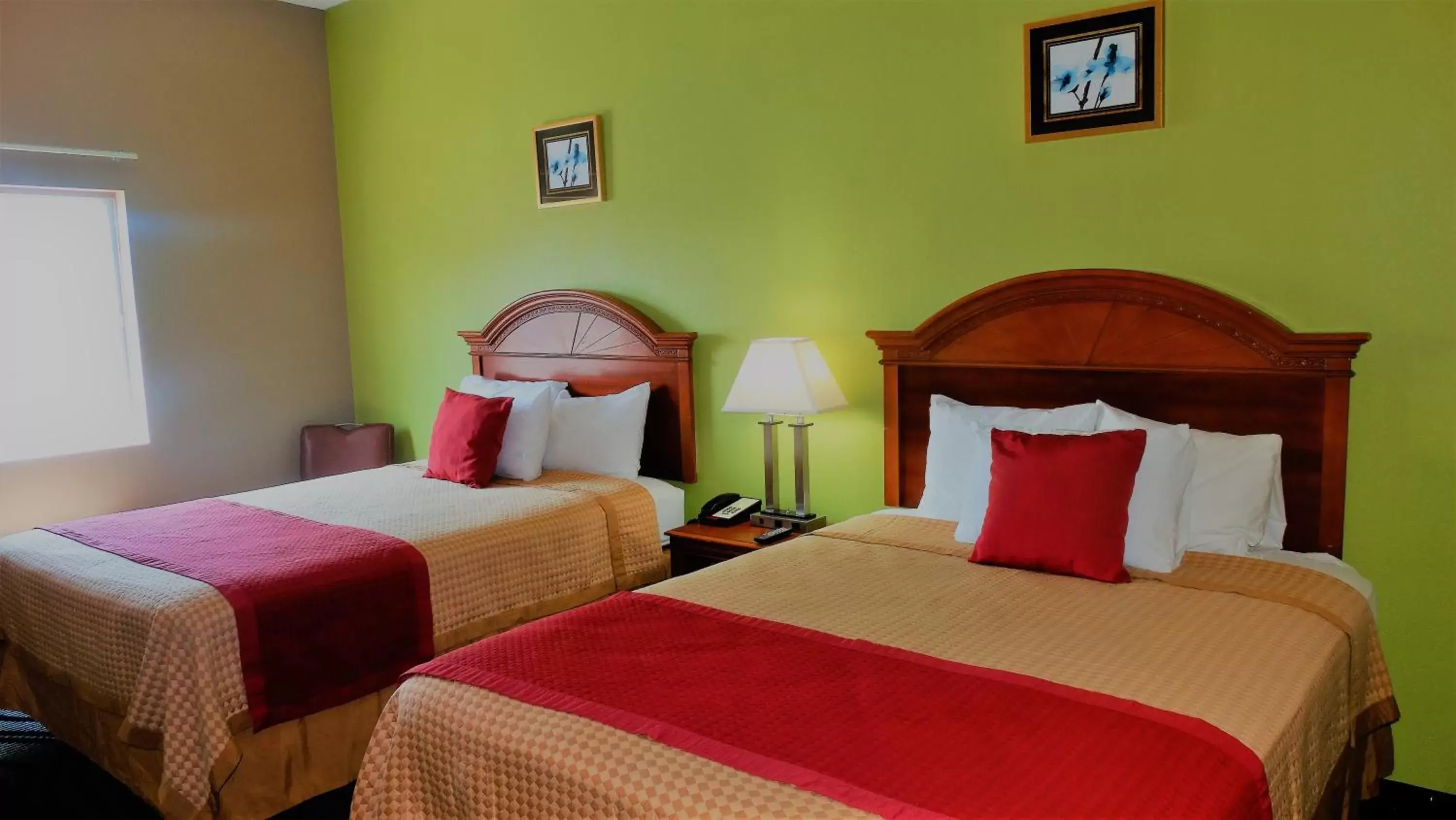 Queen Room with Two Queen Beds - Smoking in Oak Tree Inn & Suites Queen Room with Two Queen Beds - Smoking in Oak Tree Inn & Suites