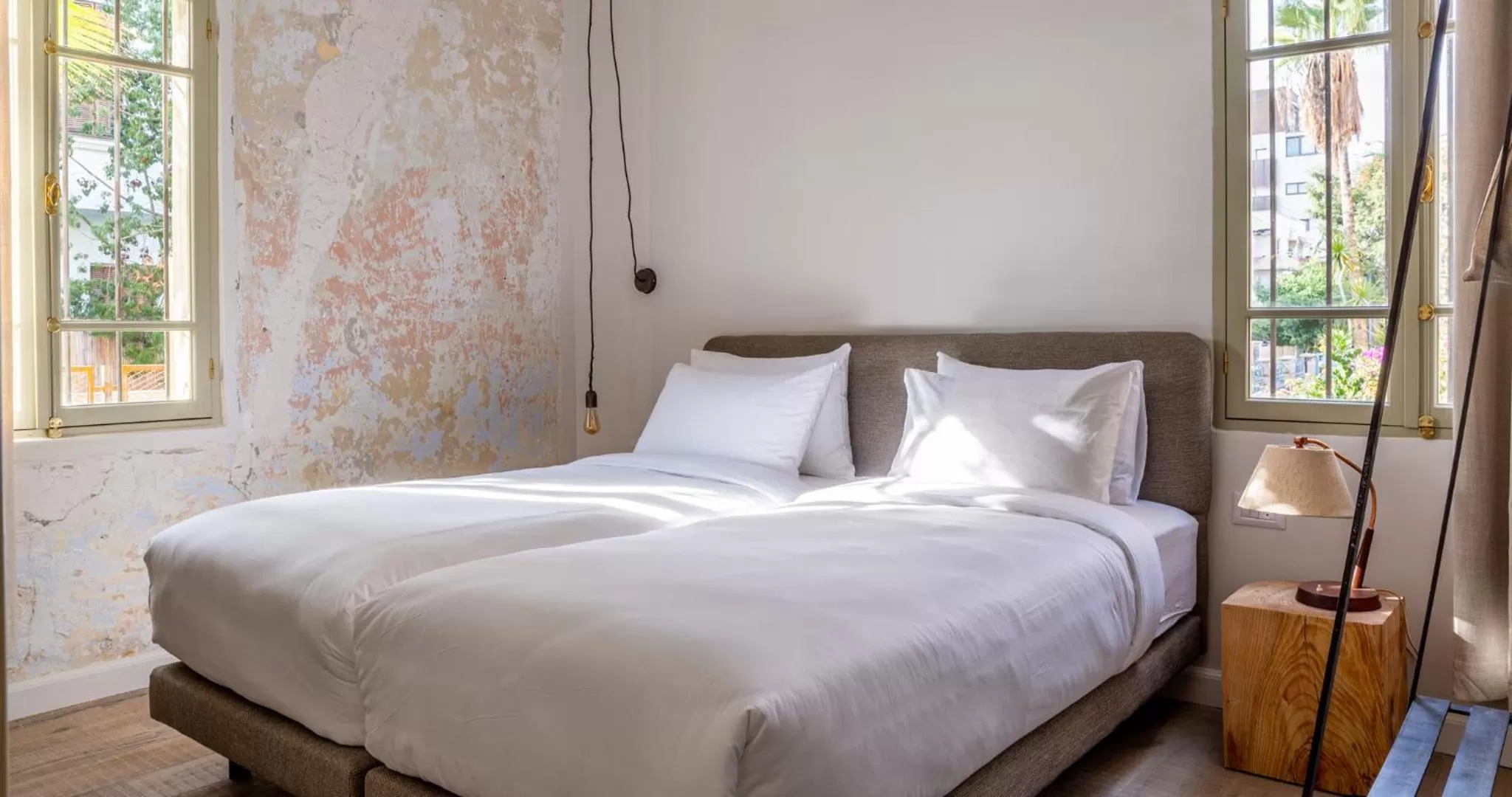 Photo of the whole room, Bed in Ruby