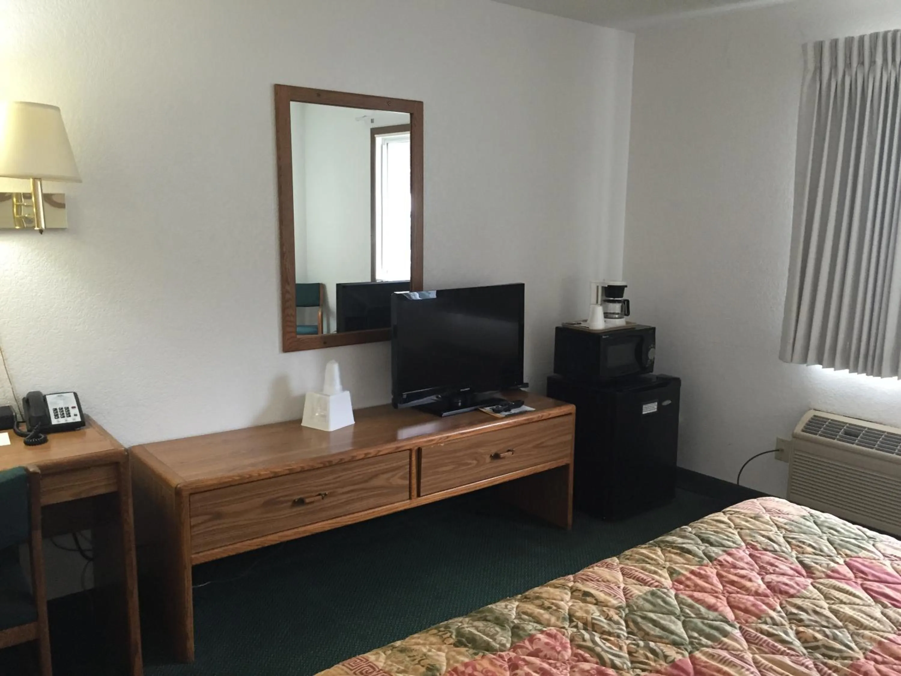 TV and multimedia, TV/Entertainment Center in Americas Best Value Inn Grand Forks