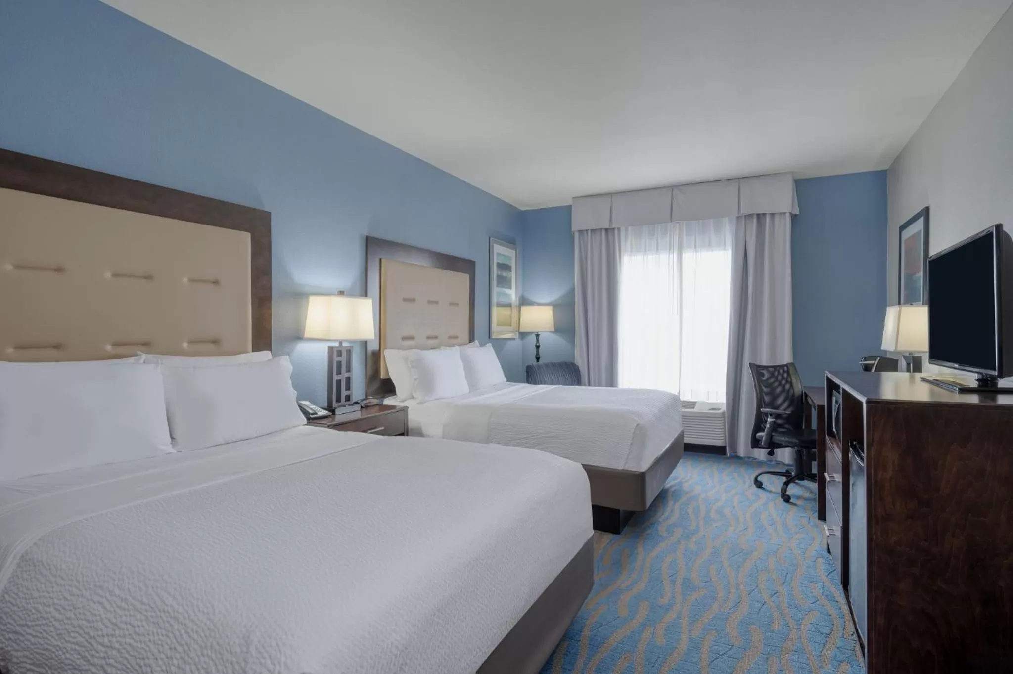 Photo of the whole room, Bed in Holiday Inn Express and Suites Edwardsville by IHG