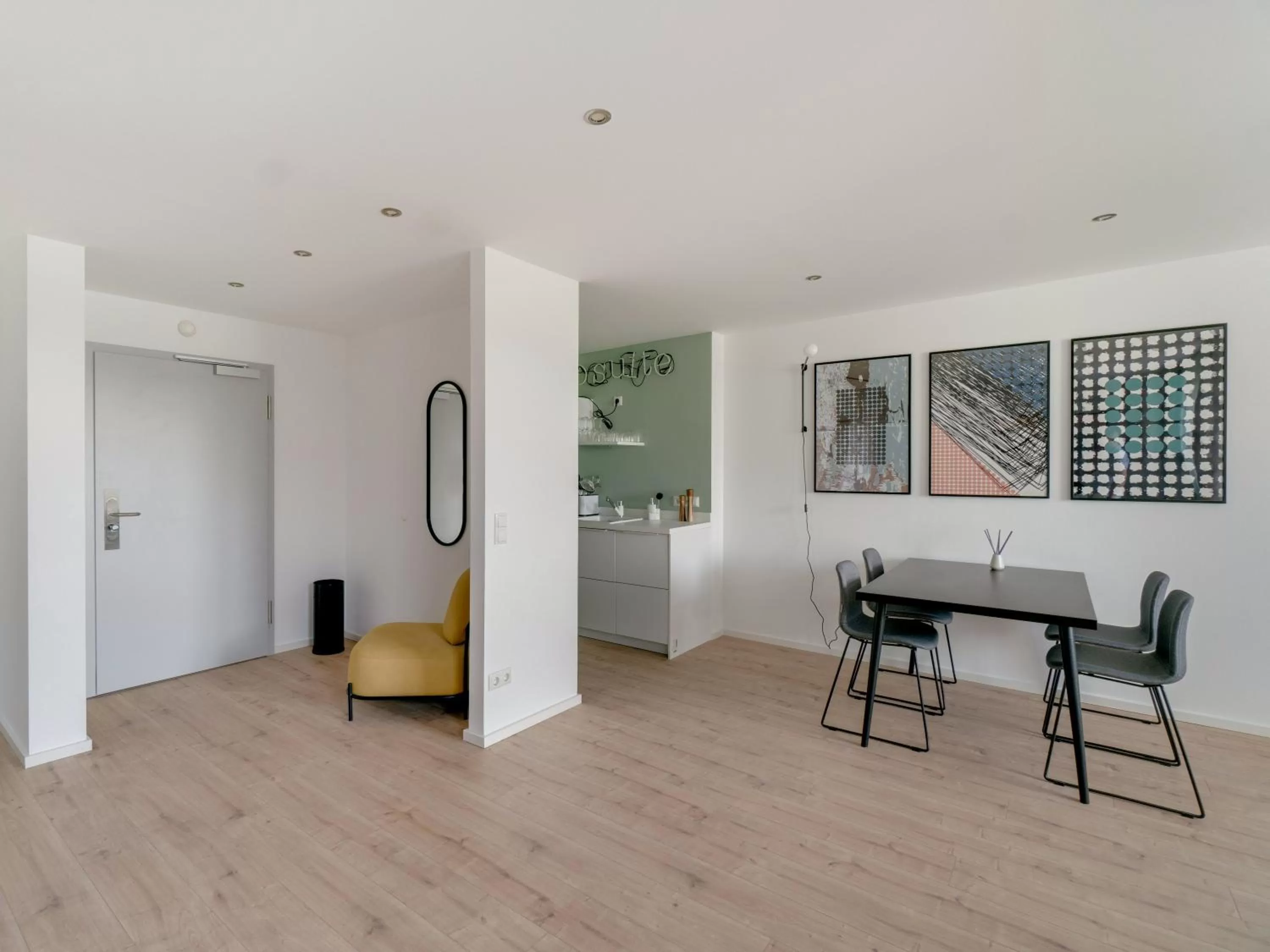 Seating area in Limehome Darmstadt Wilhelminenstraße - Digital Access