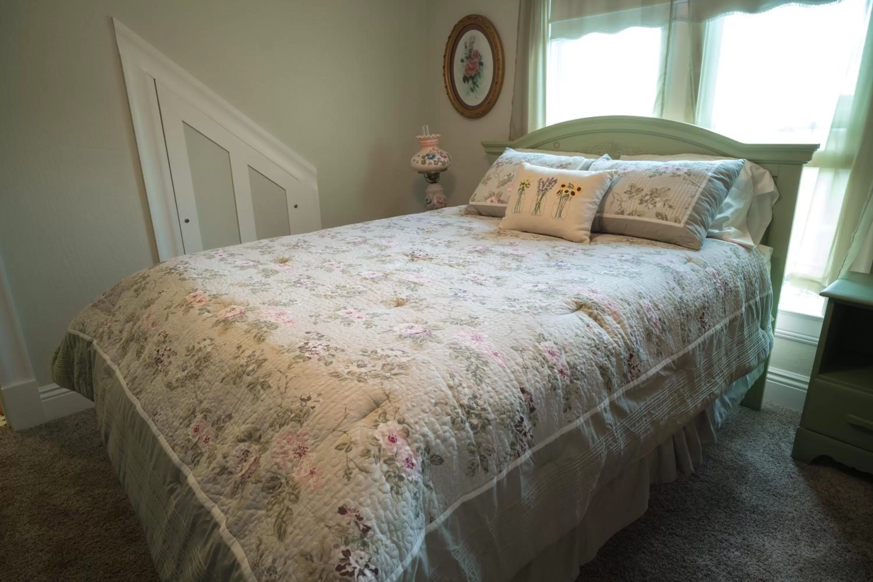 Deluxe Double Room with Bath in Poppy Sister Inn