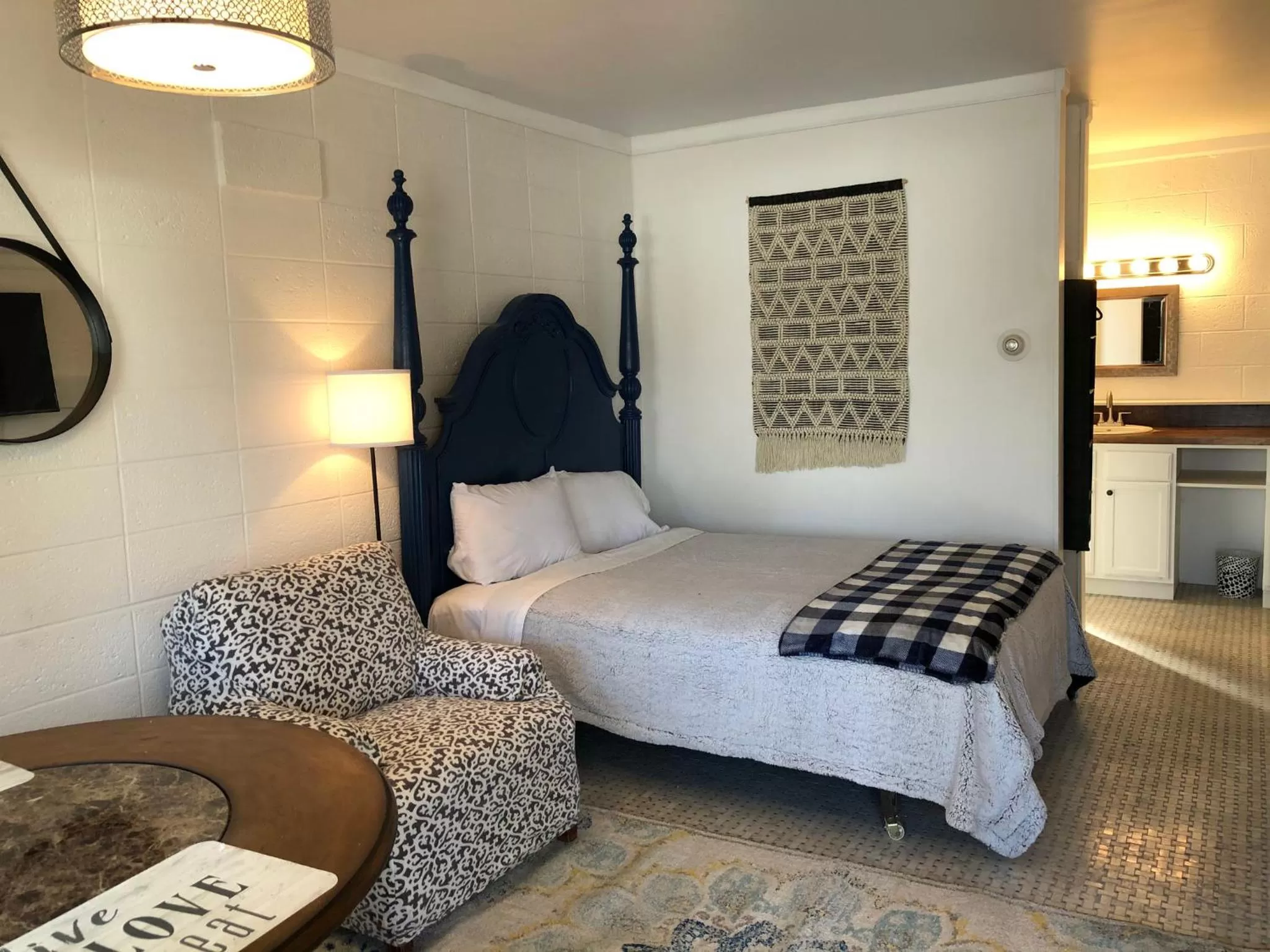 Bed in Rolling Hills Motel