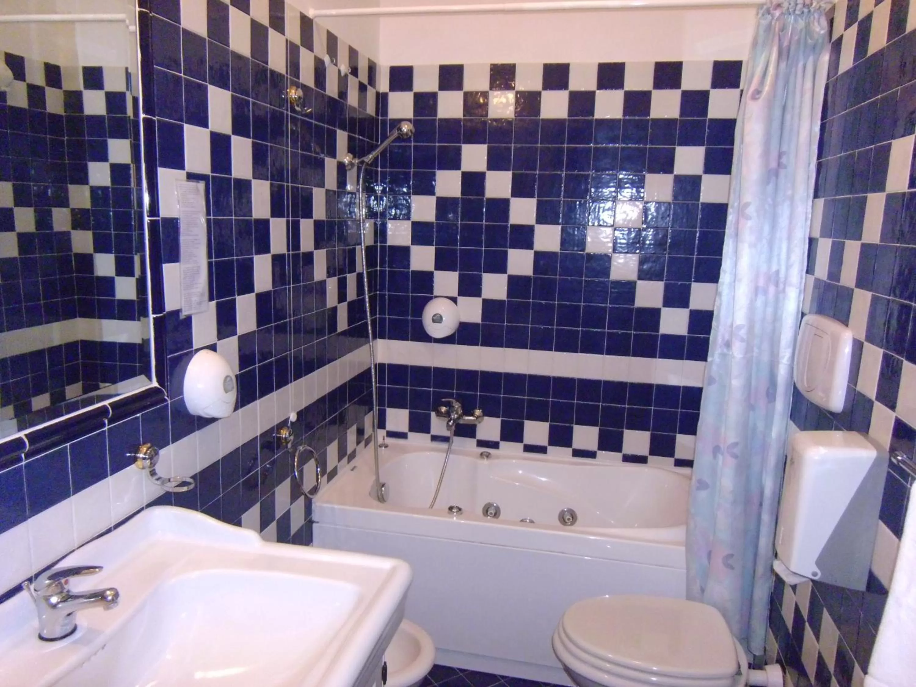 Toilet in Cambridge Hotel