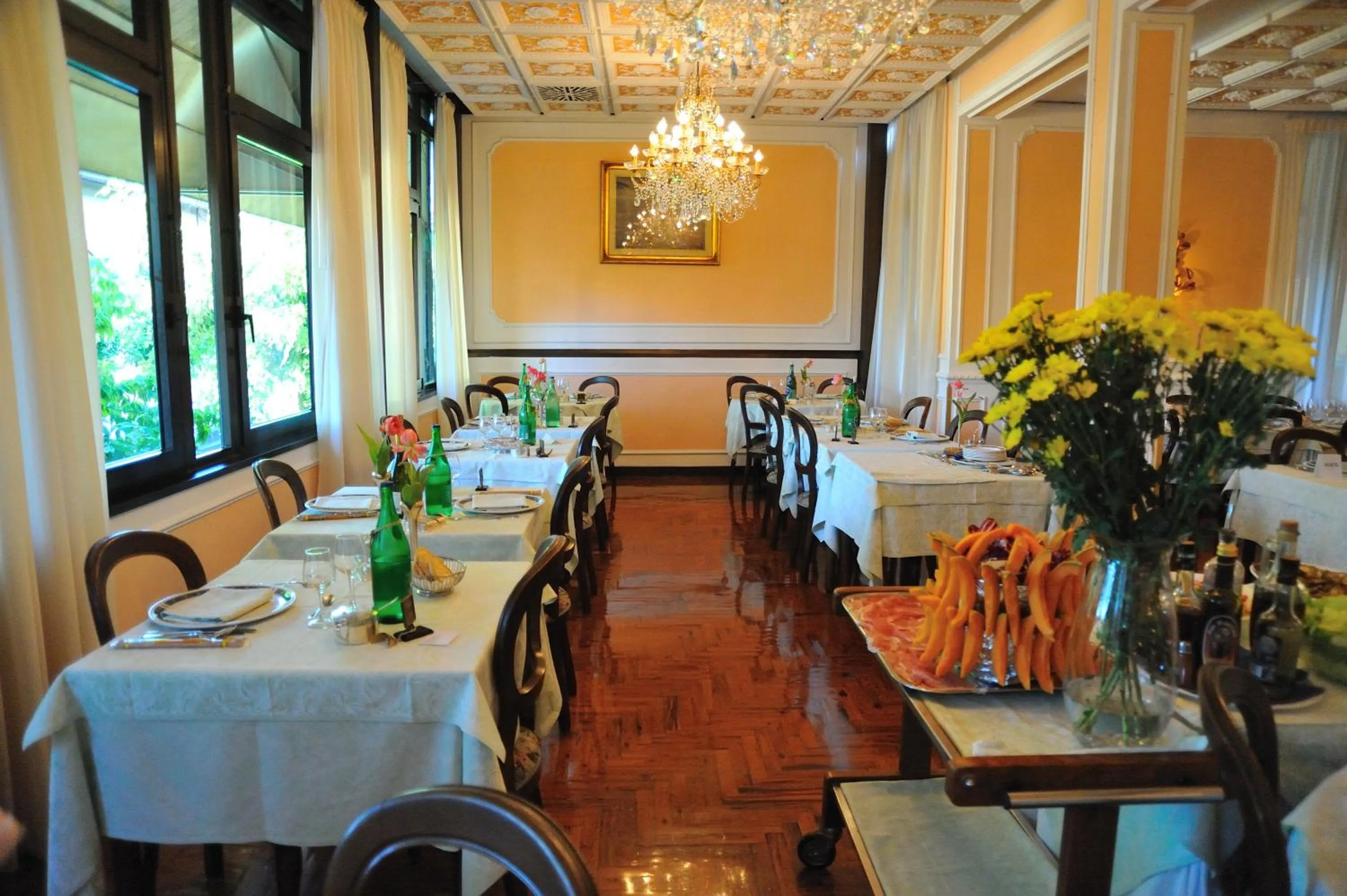 Restaurant/places to eat in Hotel Savona