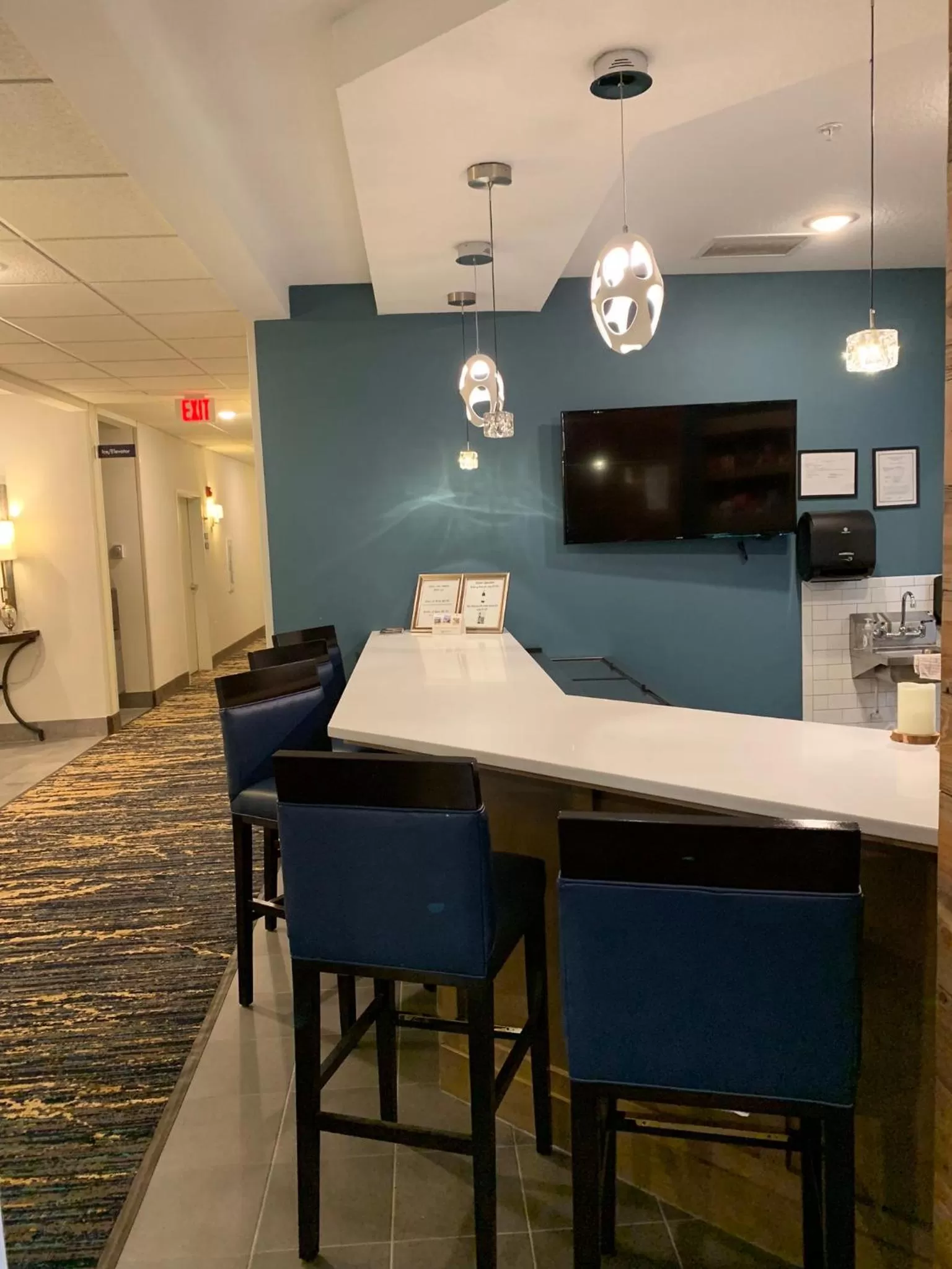 Lounge or bar, Kitchen/Kitchenette in GrandStay Hotel & Suites