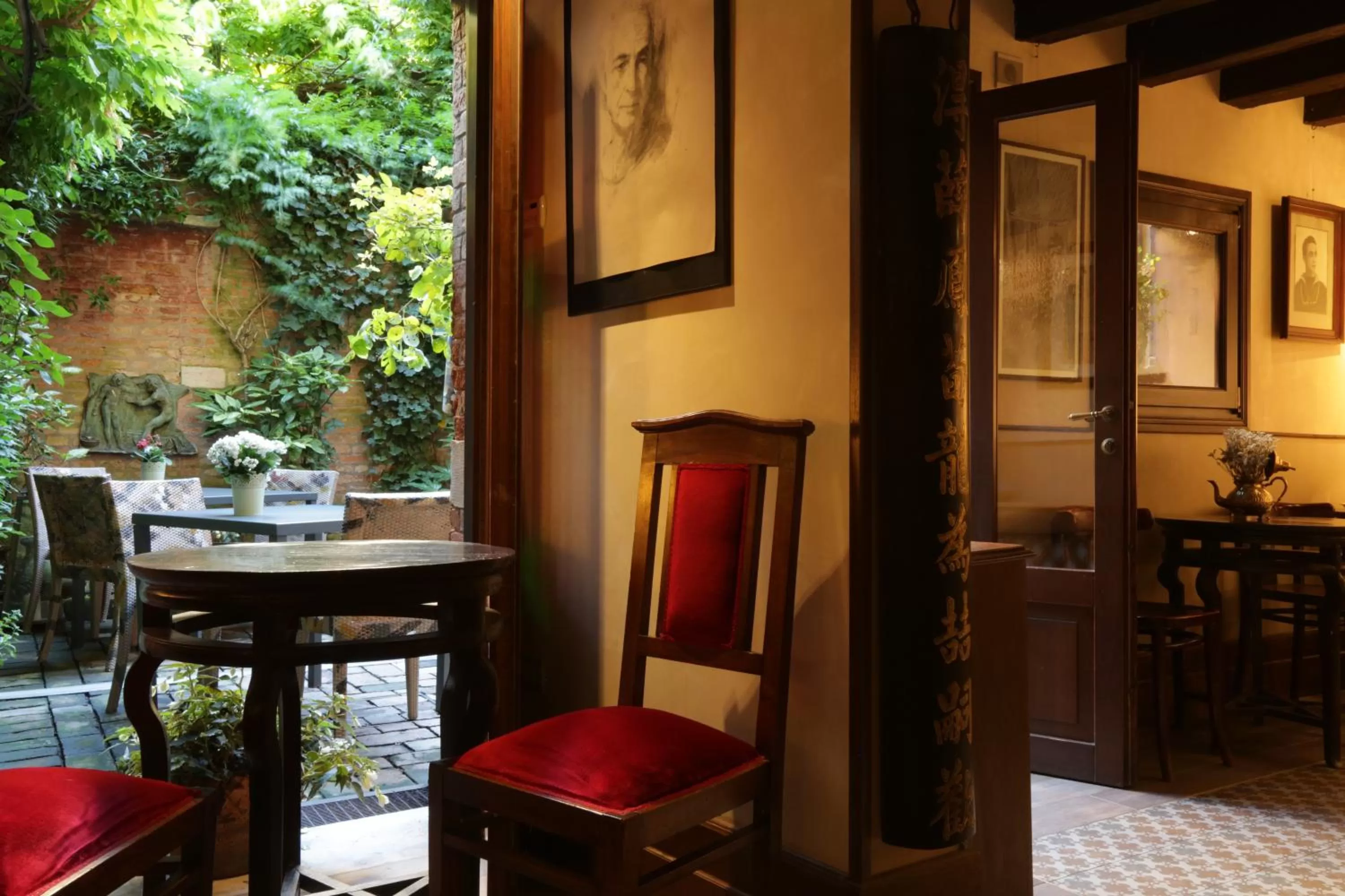 Communal lounge/ TV room in Novecento Boutique Hotel