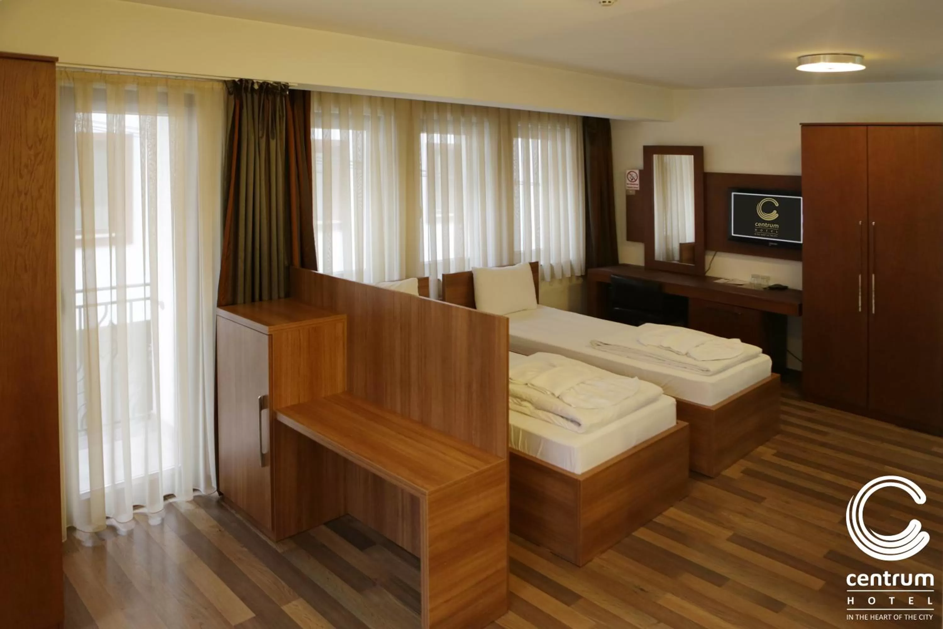 Shower, Bed in Hotel Centrum Prizren