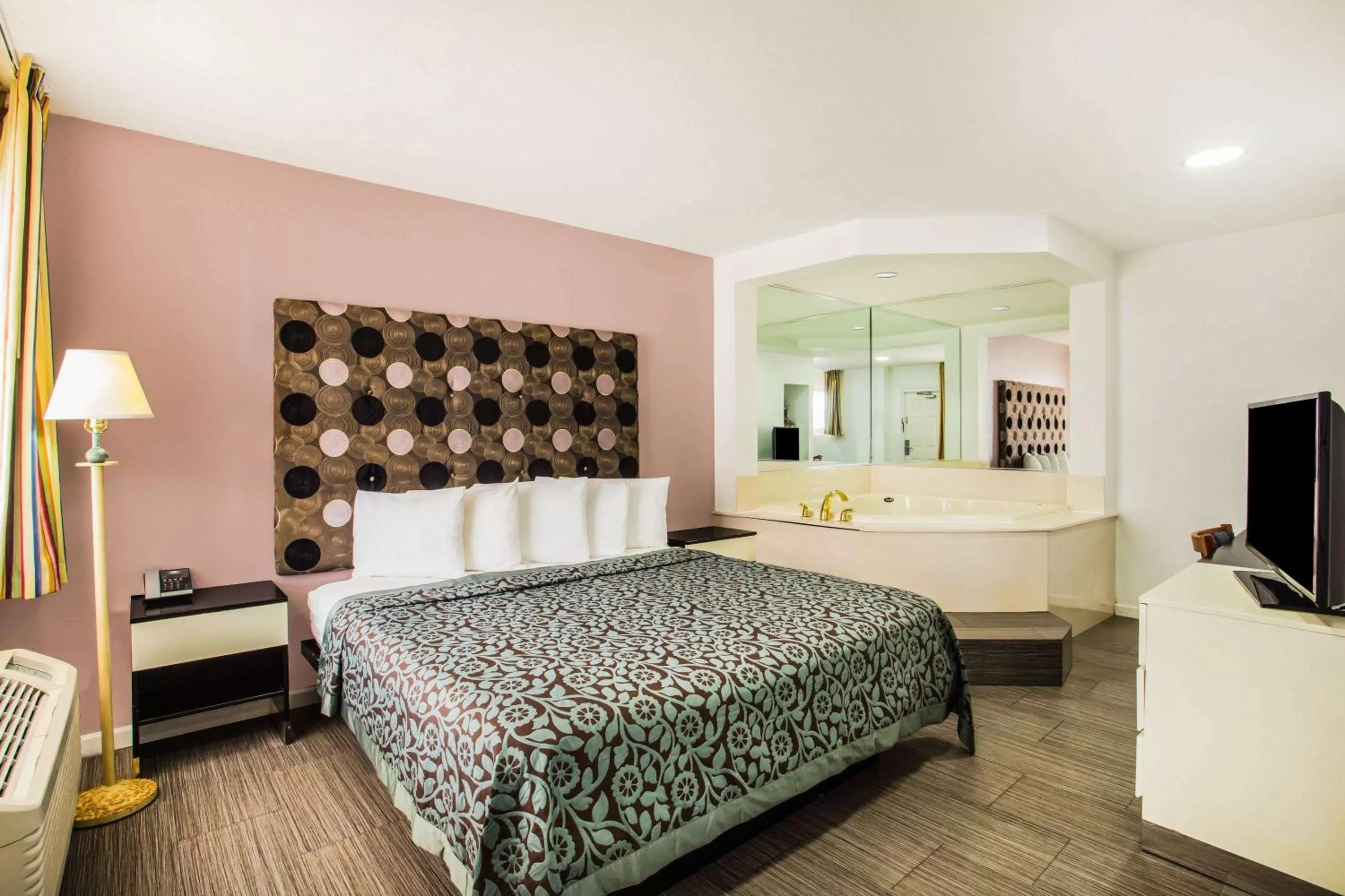 Photo of the whole room, Bed in Arya Blu Inn and Suites